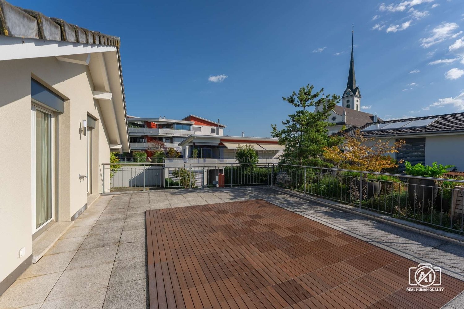Dove la vita familiare incontra l'ampiezza e il giardino d'inverno

WE-FACTS
- Tranquilla nel quartiere, posizione centrale – qui la vita si sente davvero bene
- Giardino d'inverno riscaldato, cucina abitabile, stanza hobby, camera con terrazza, spaziosa
- Garage sotterraneo, cantina, 4 posti auto, 