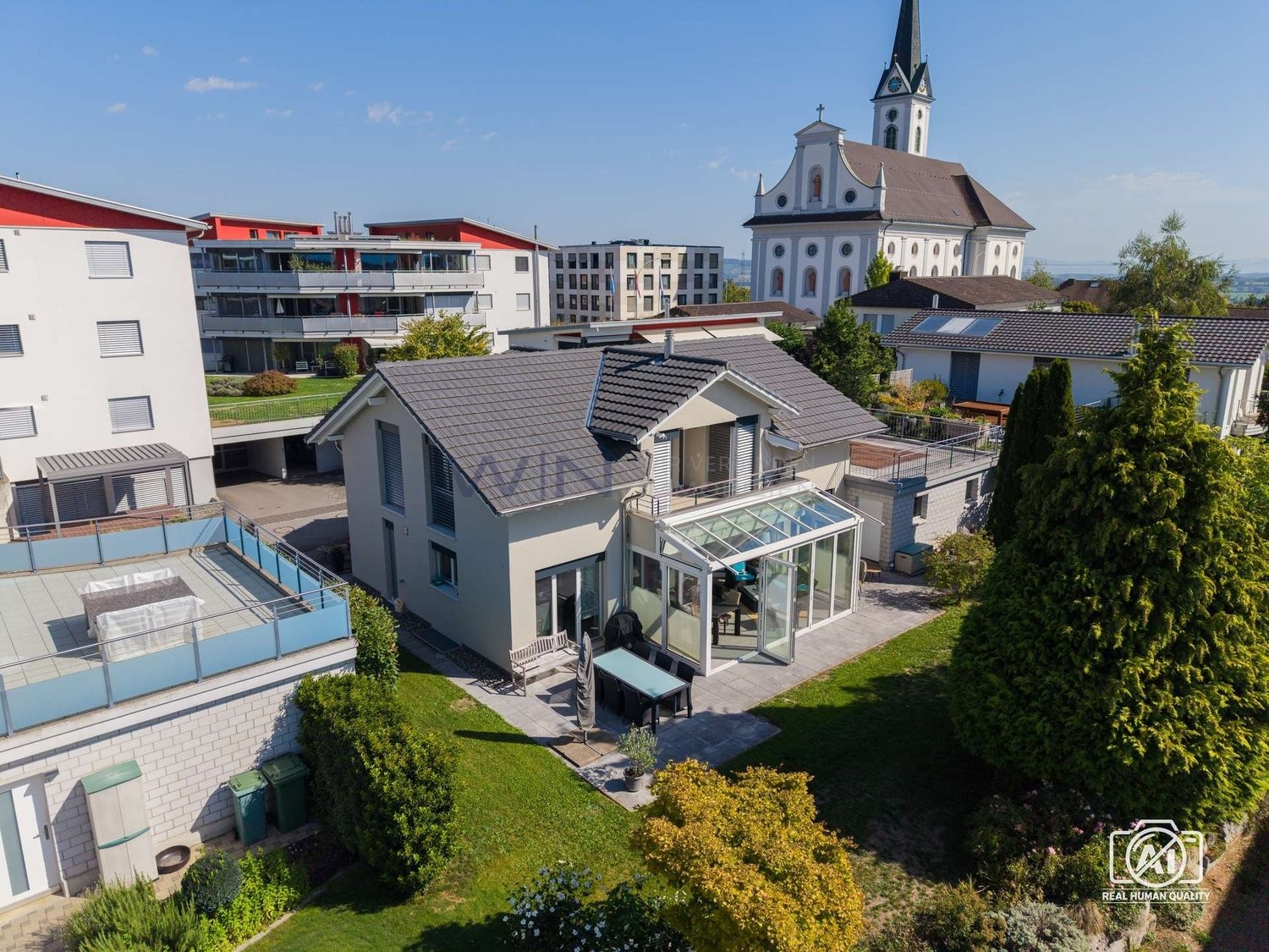 Dove la vita familiare incontra l'ampiezza e il giardino d'inverno

WE-FACTS
- Tranquilla nel quartiere, posizione centrale – qui la vita si sente davvero bene
- Giardino d'inverno riscaldato, cucina abitabile, stanza hobby, camera con terrazza, spaziosa
- Garage sotterraneo, cantina, 4 posti auto, 