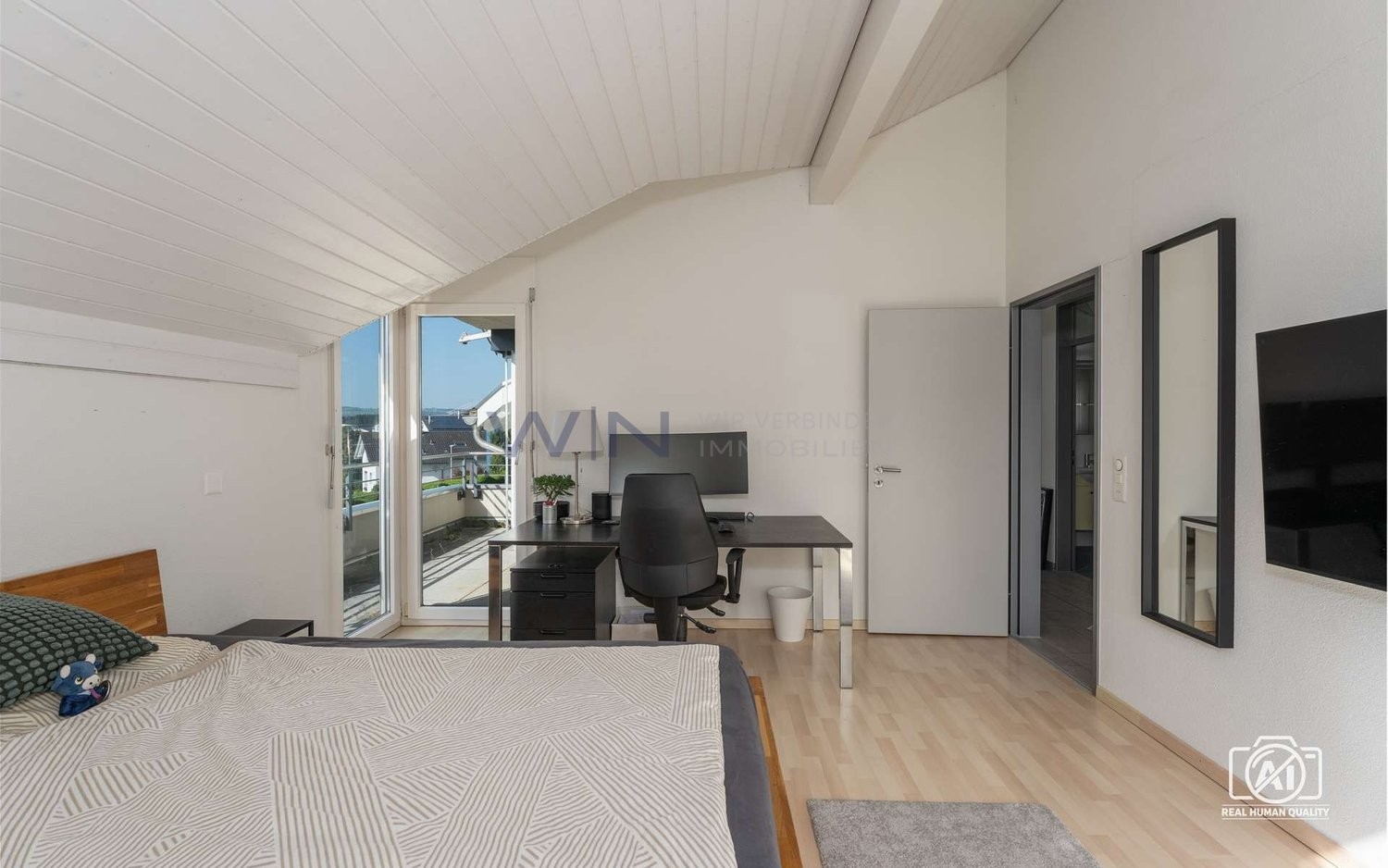 Dove la vita familiare incontra l'ampiezza e il giardino d'inverno

WE-FACTS
- Tranquilla nel quartiere, posizione centrale – qui la vita si sente davvero bene
- Giardino d'inverno riscaldato, cucina abitabile, stanza hobby, camera con terrazza, spaziosa
- Garage sotterraneo, cantina, 4 posti auto, 
