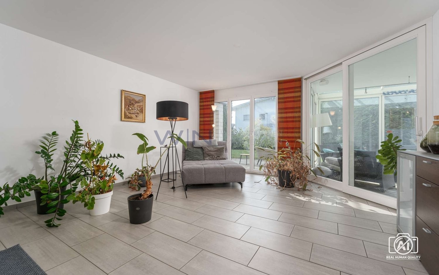 Dove la vita familiare incontra l'ampiezza e il giardino d'inverno

WE-FACTS
- Tranquilla nel quartiere, posizione centrale – qui la vita si sente davvero bene
- Giardino d'inverno riscaldato, cucina abitabile, stanza hobby, camera con terrazza, spaziosa
- Garage sotterraneo, cantina, 4 posti auto, 