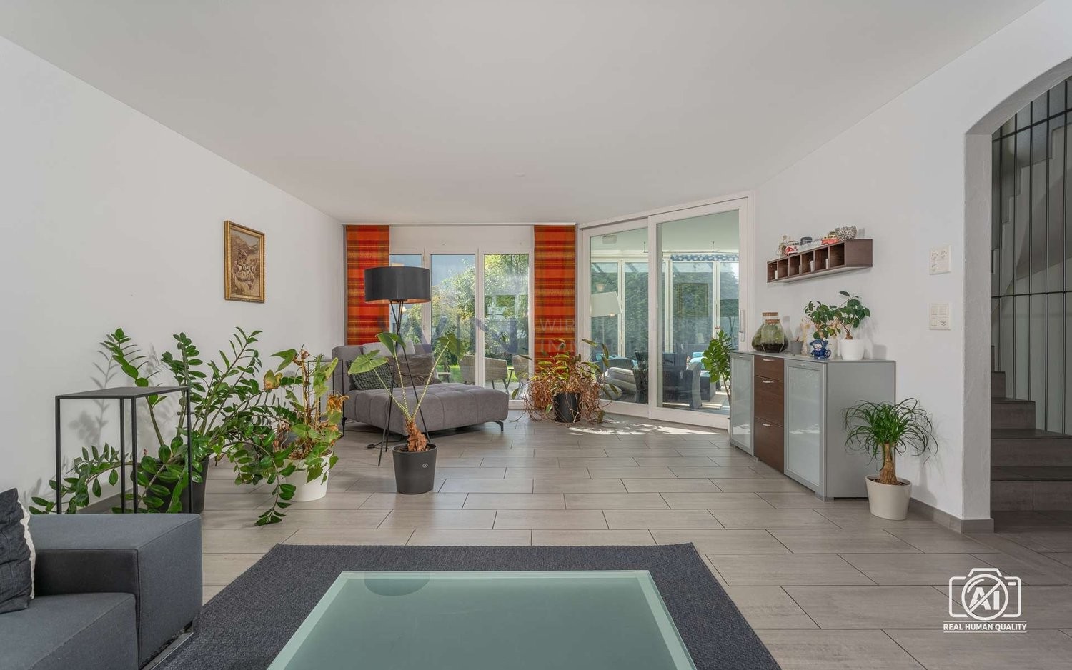 Dove la vita familiare incontra l'ampiezza e il giardino d'inverno

WE-FACTS
- Tranquilla nel quartiere, posizione centrale – qui la vita si sente davvero bene
- Giardino d'inverno riscaldato, cucina abitabile, stanza hobby, camera con terrazza, spaziosa
- Garage sotterraneo, cantina, 4 posti auto, 