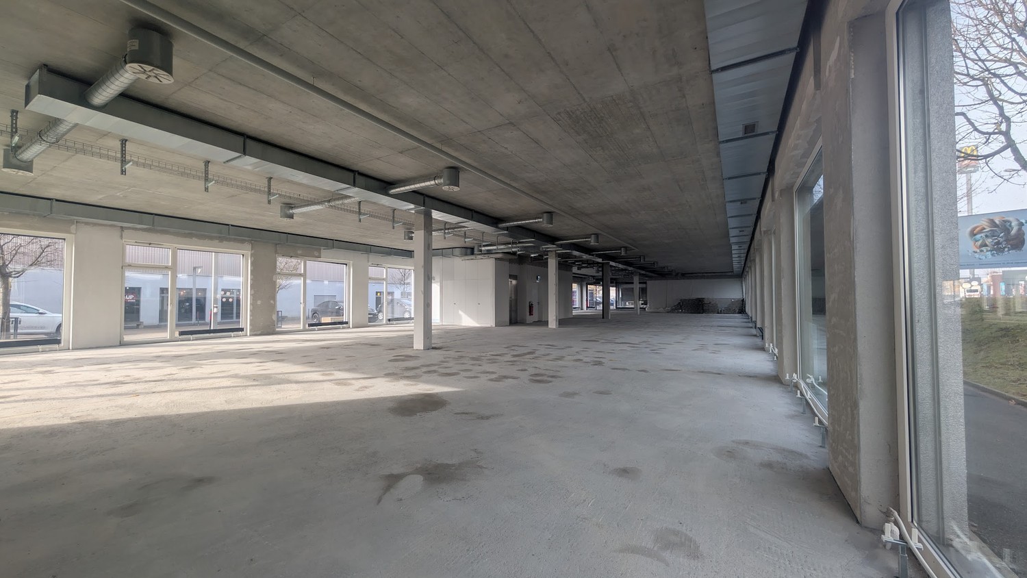 557m² shop