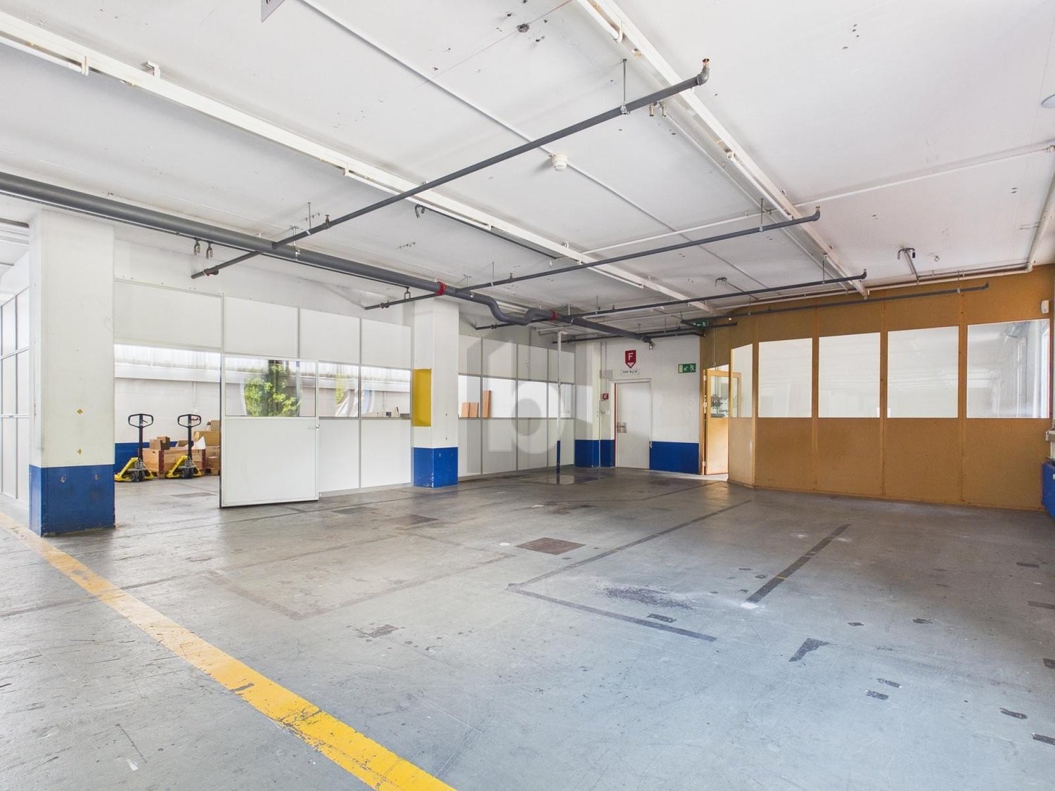 545m² storage room