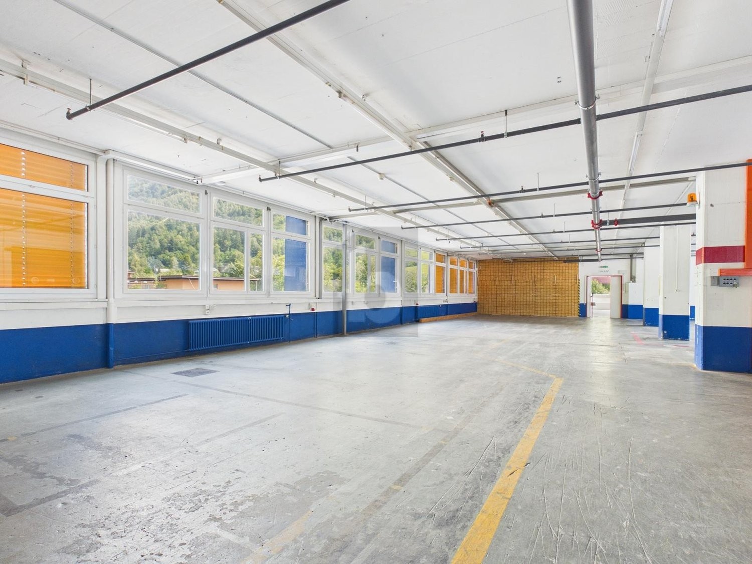 545m² storage room