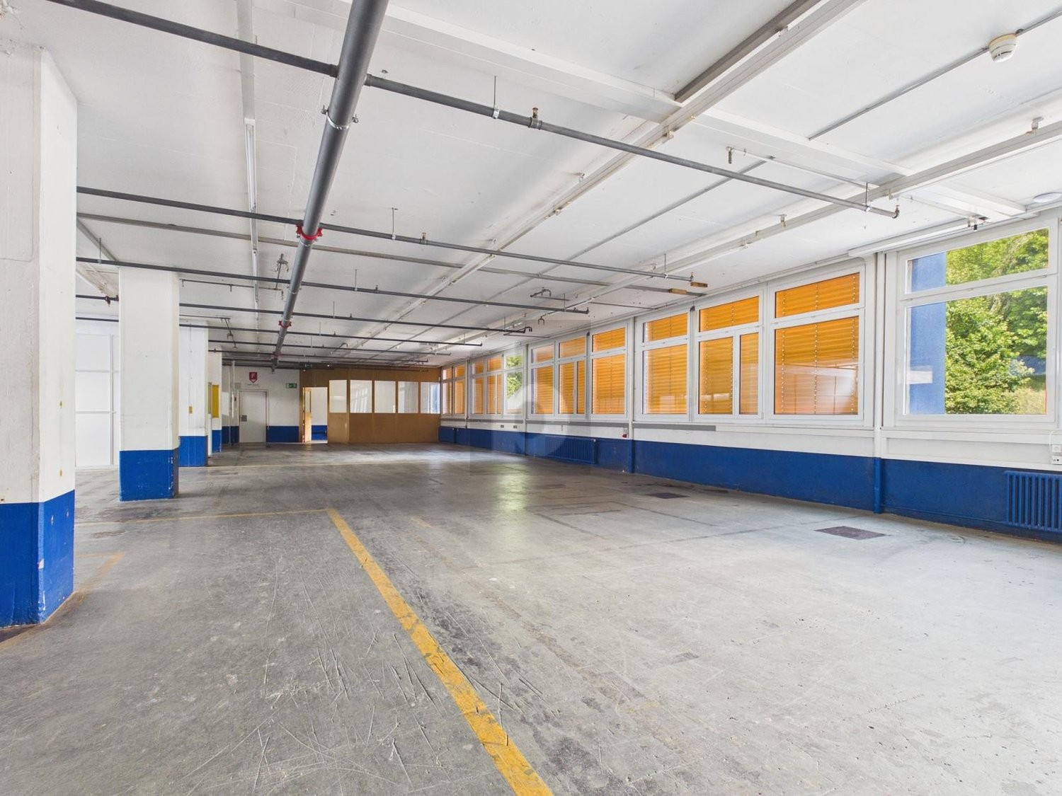 545m² storage room