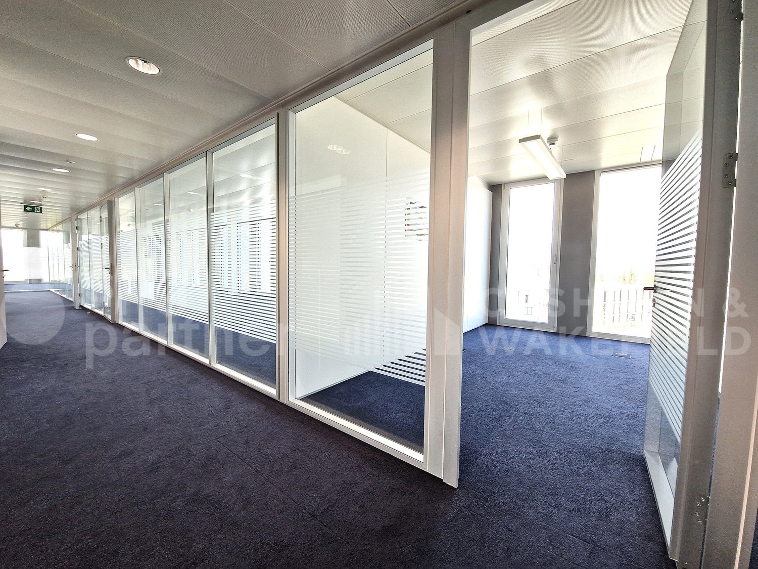 424m² Büro","description":"Bürofläche von 424 m² im 3. Stock in einem Minergie-Gebäude, nur wenige Schritte von der EPFL und der UNIL entfernt, gelegen an der Kantonsstrasse, in unmittelbarer Nähe zum Seeufer und der Venoge:   


  * Perfekt unterhaltene Fläche 
  * Abgeschlossene Büros mit grossen 