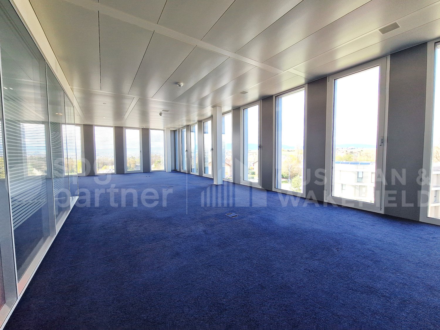 424m² Büro","description":"Bürofläche von 424 m² im 3. Stock in einem Minergie-Gebäude, nur wenige Schritte von der EPFL und der UNIL entfernt, gelegen an der Kantonsstrasse, in unmittelbarer Nähe zum Seeufer und der Venoge:   


  * Perfekt unterhaltene Fläche 
  * Abgeschlossene Büros mit grossen 