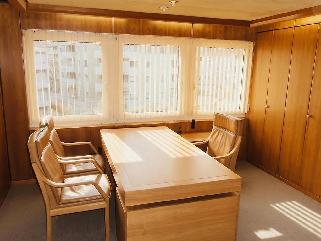 60m² office