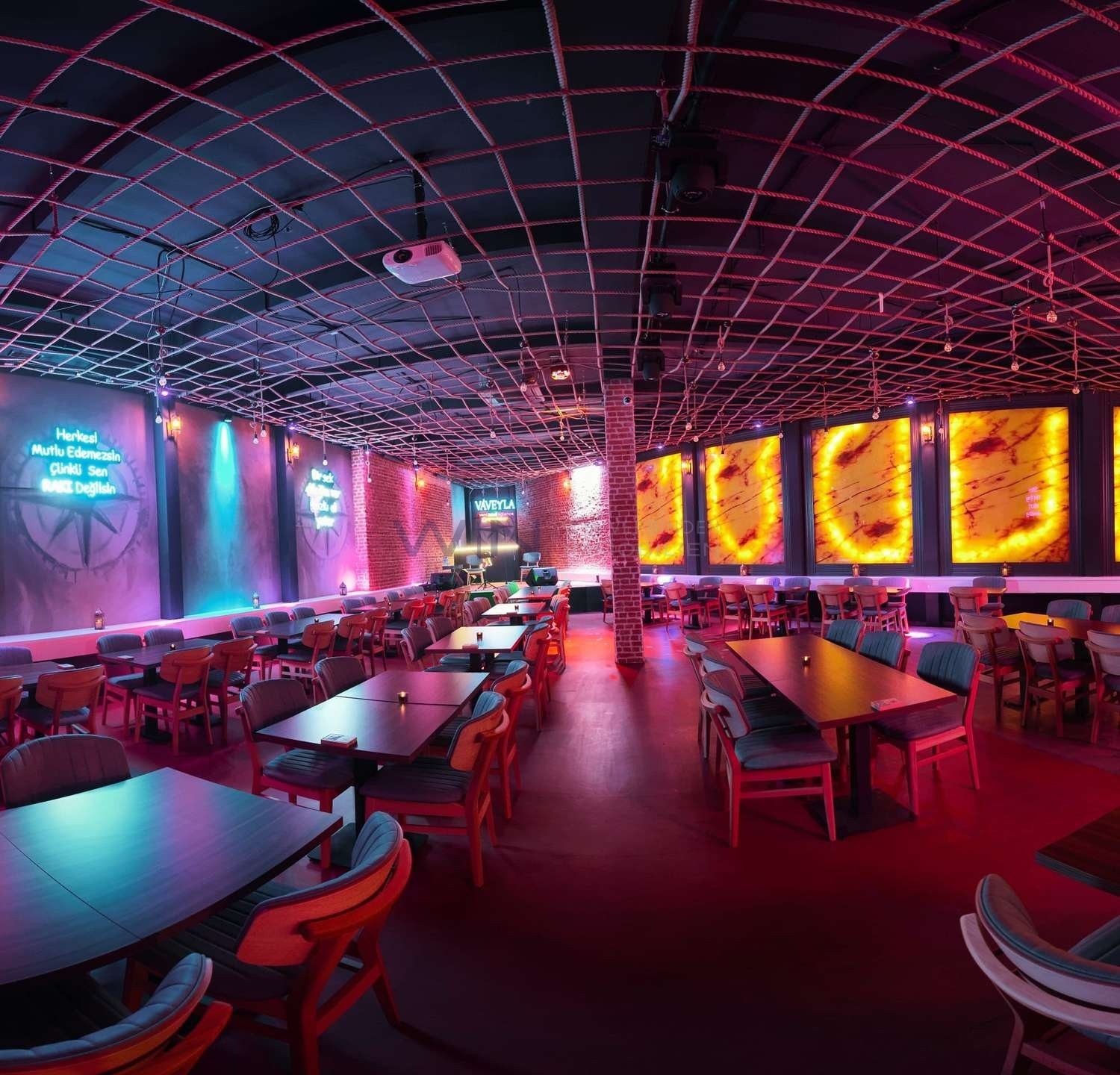 Bar di 550m²