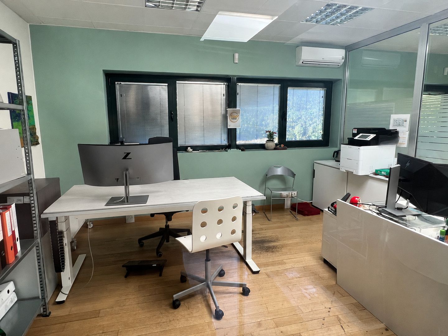 276m² office