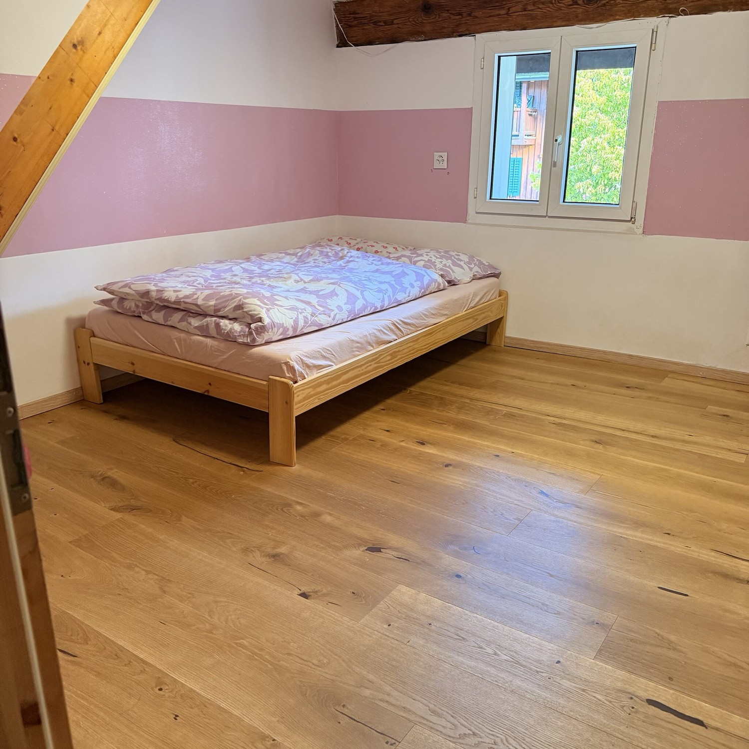 Casa singola di 3 ½ locali","description":"Casa unifamiliare completamente arredata nella tranquilla Killwangen AG, a soli 13 minuti con il treno S-Bahn da Zürich HB e 10 minuti da Baden. 4 camere da letto, 2 bagni, zona giorno/pranzo/cucina aperta con grande tavolo da pranzo, cucina completamente a, foto 8 di 10