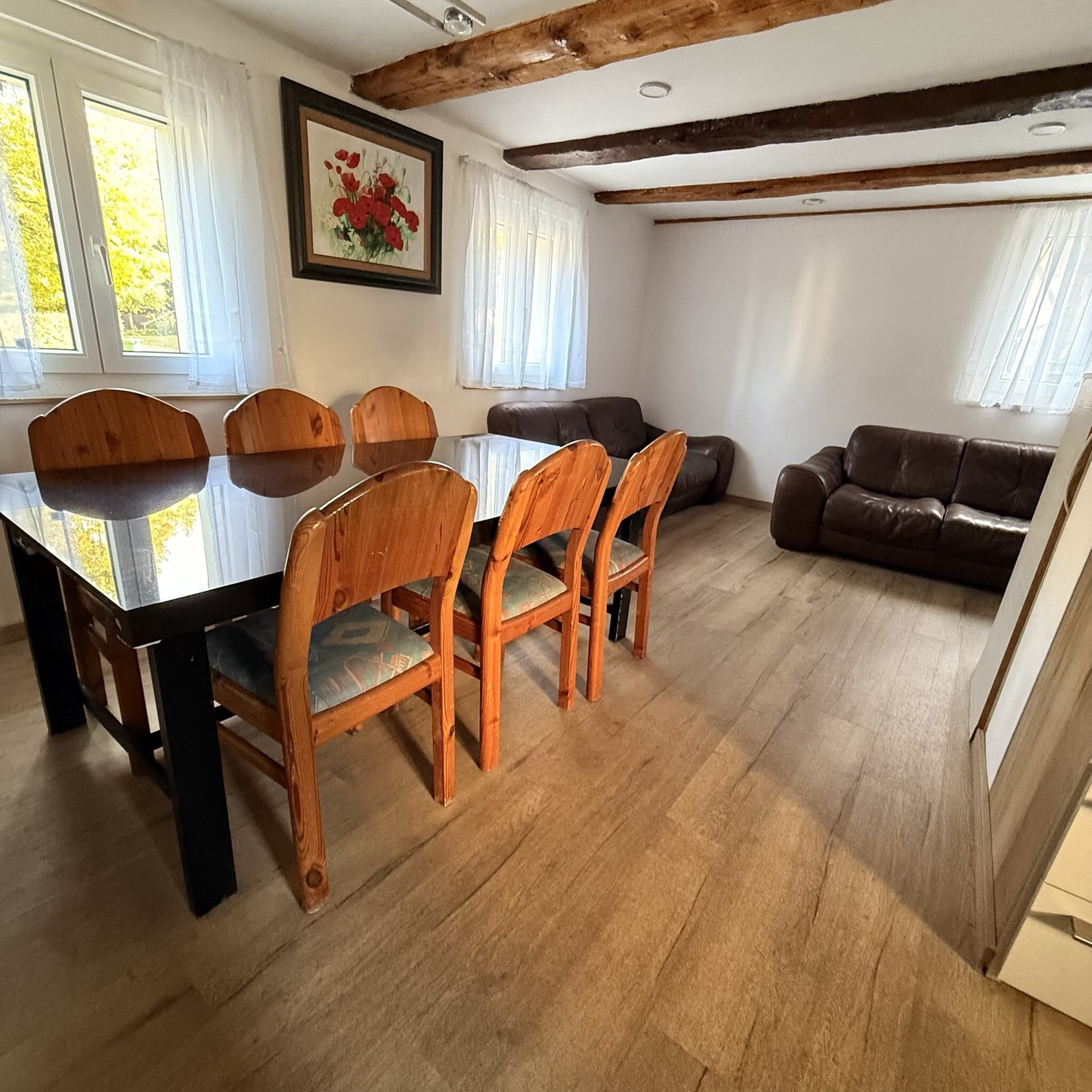 Casa singola di 3 ½ locali","description":"Casa unifamiliare completamente arredata nella tranquilla Killwangen AG, a soli 13 minuti con il treno S-Bahn da Zürich HB e 10 minuti da Baden. 4 camere da letto, 2 bagni, zona giorno/pranzo/cucina aperta con grande tavolo da pranzo, cucina completamente a, foto 1 di 10
