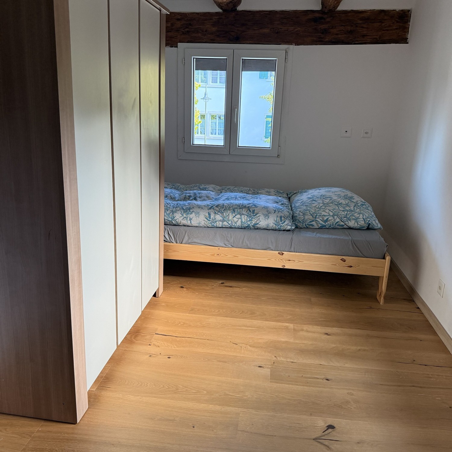 Casa singola di 3 ½ locali","description":"Casa unifamiliare completamente arredata nella tranquilla Killwangen AG, a soli 13 minuti con il treno S-Bahn da Zürich HB e 10 minuti da Baden. 4 camere da letto, 2 bagni, zona giorno/pranzo/cucina aperta con grande tavolo da pranzo, cucina completamente a, foto 7 di 10