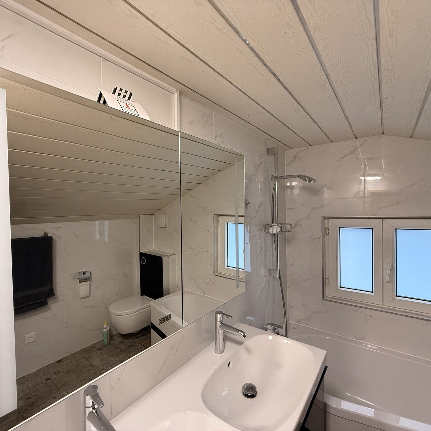 Casa singola di 3 ½ locali","description":"Casa unifamiliare completamente arredata nella tranquilla Killwangen AG, a soli 13 minuti con il treno S-Bahn da Zürich HB e 10 minuti da Baden. 4 camere da letto, 2 bagni, zona giorno/pranzo/cucina aperta con grande tavolo da pranzo, cucina completamente a, foto 10 di 10