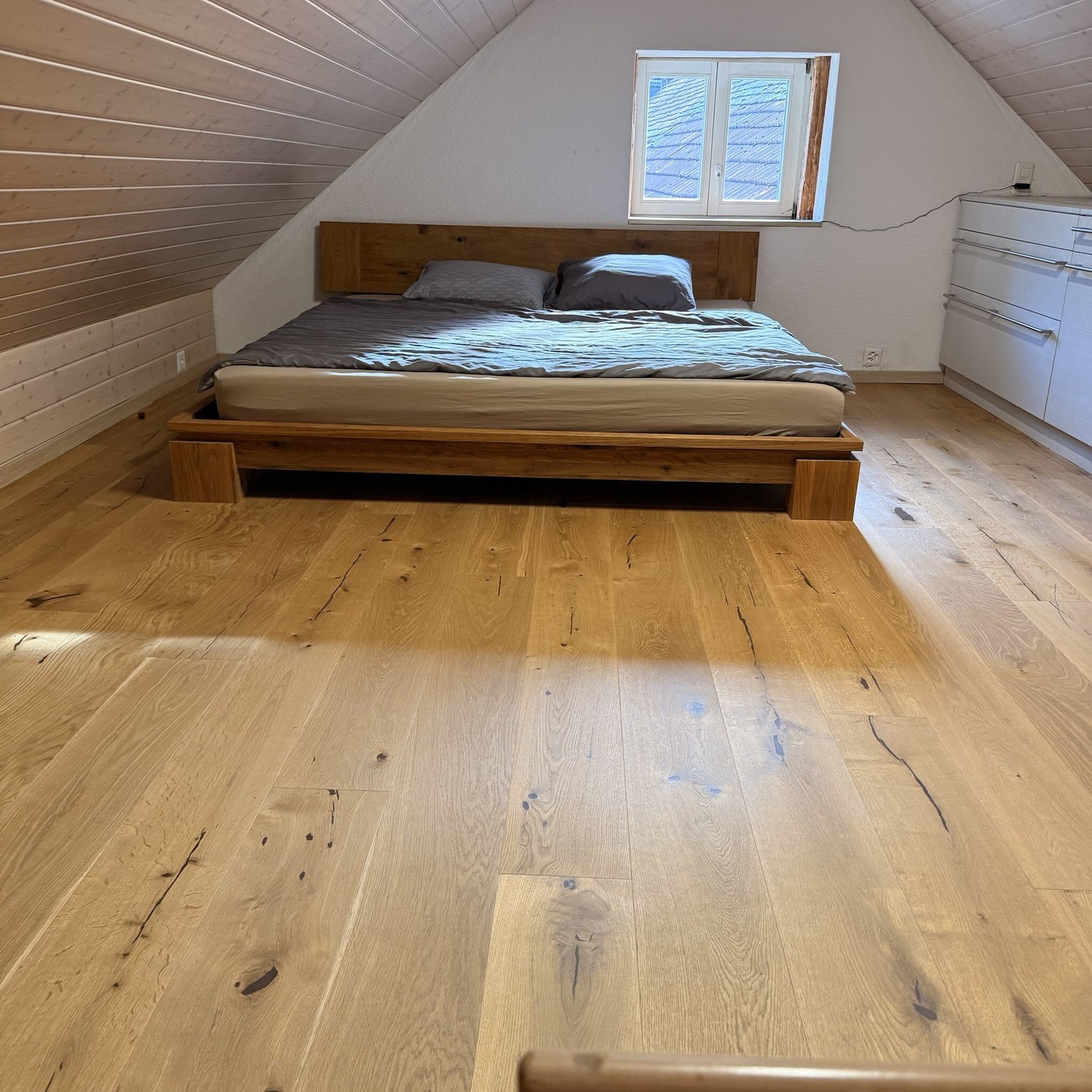 Casa singola di 3 ½ locali","description":"Casa unifamiliare completamente arredata nella tranquilla Killwangen AG, a soli 13 minuti con il treno S-Bahn da Zürich HB e 10 minuti da Baden. 4 camere da letto, 2 bagni, zona giorno/pranzo/cucina aperta con grande tavolo da pranzo, cucina completamente a, foto 6 di 10