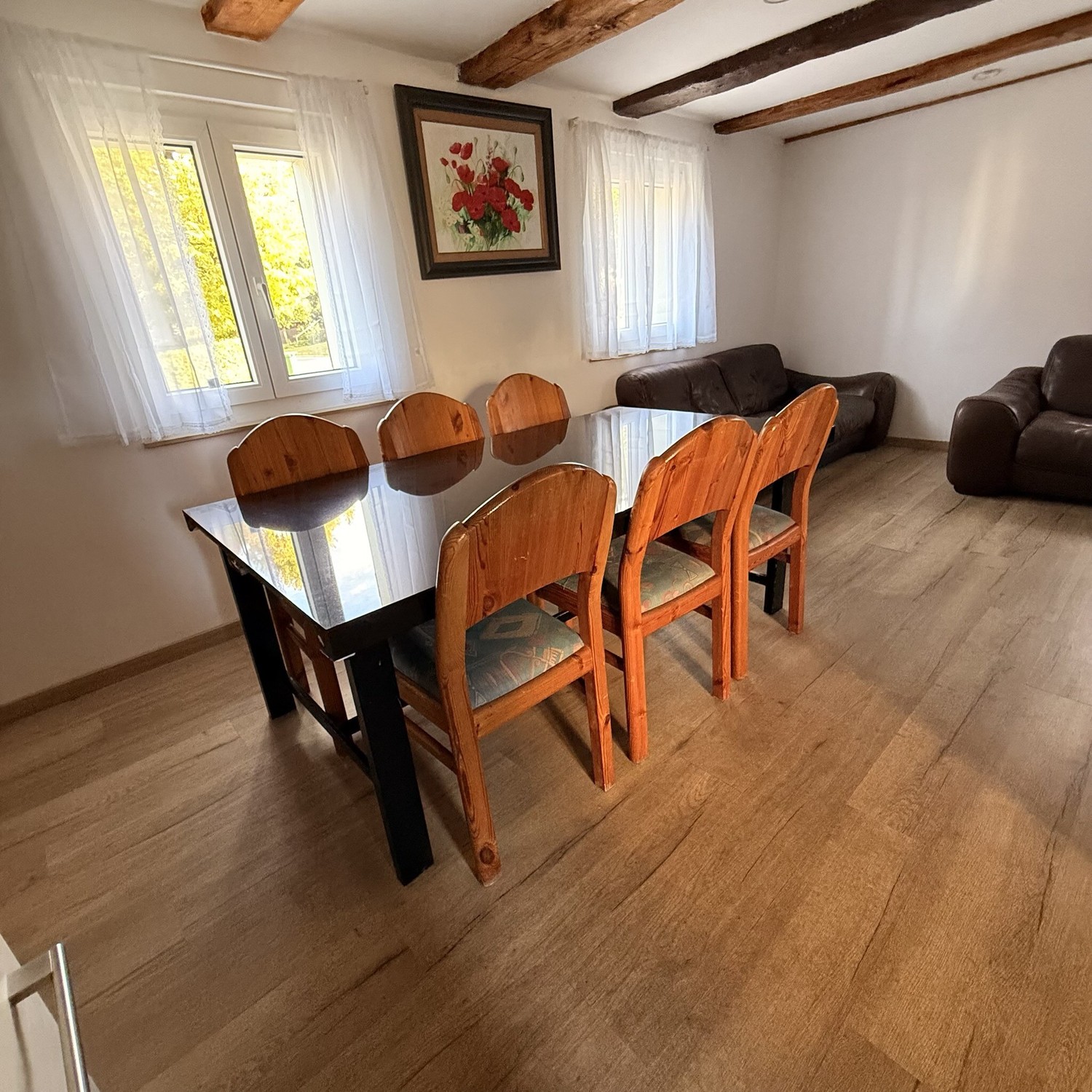 Casa singola di 3 ½ locali","description":"Casa unifamiliare completamente arredata nella tranquilla Killwangen AG, a soli 13 minuti con il treno S-Bahn da Zürich HB e 10 minuti da Baden. 4 camere da letto, 2 bagni, zona giorno/pranzo/cucina aperta con grande tavolo da pranzo, cucina completamente a, foto 3 di 10