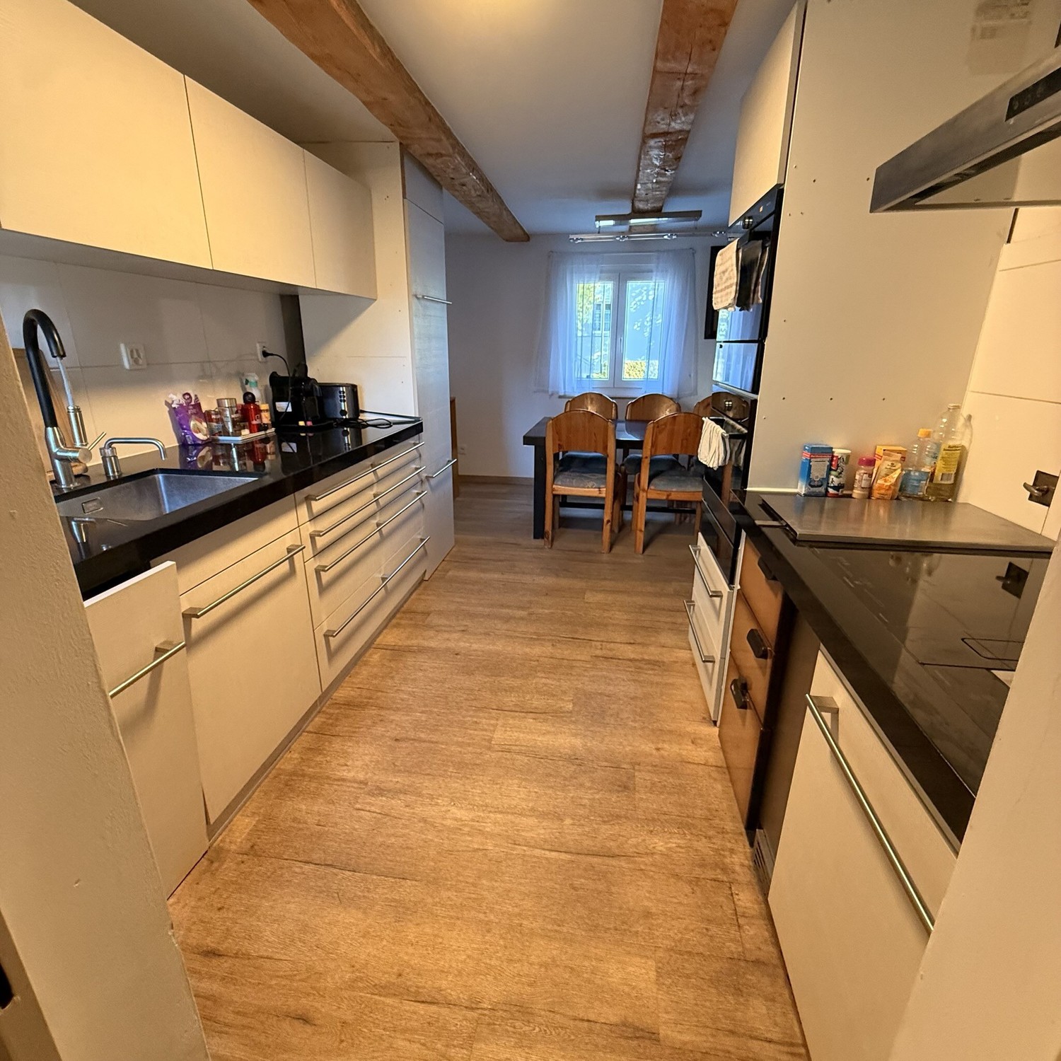 Casa singola di 3 ½ locali","description":"Casa unifamiliare completamente arredata nella tranquilla Killwangen AG, a soli 13 minuti con il treno S-Bahn da Zürich HB e 10 minuti da Baden. 4 camere da letto, 2 bagni, zona giorno/pranzo/cucina aperta con grande tavolo da pranzo, cucina completamente a, foto 4 di 10