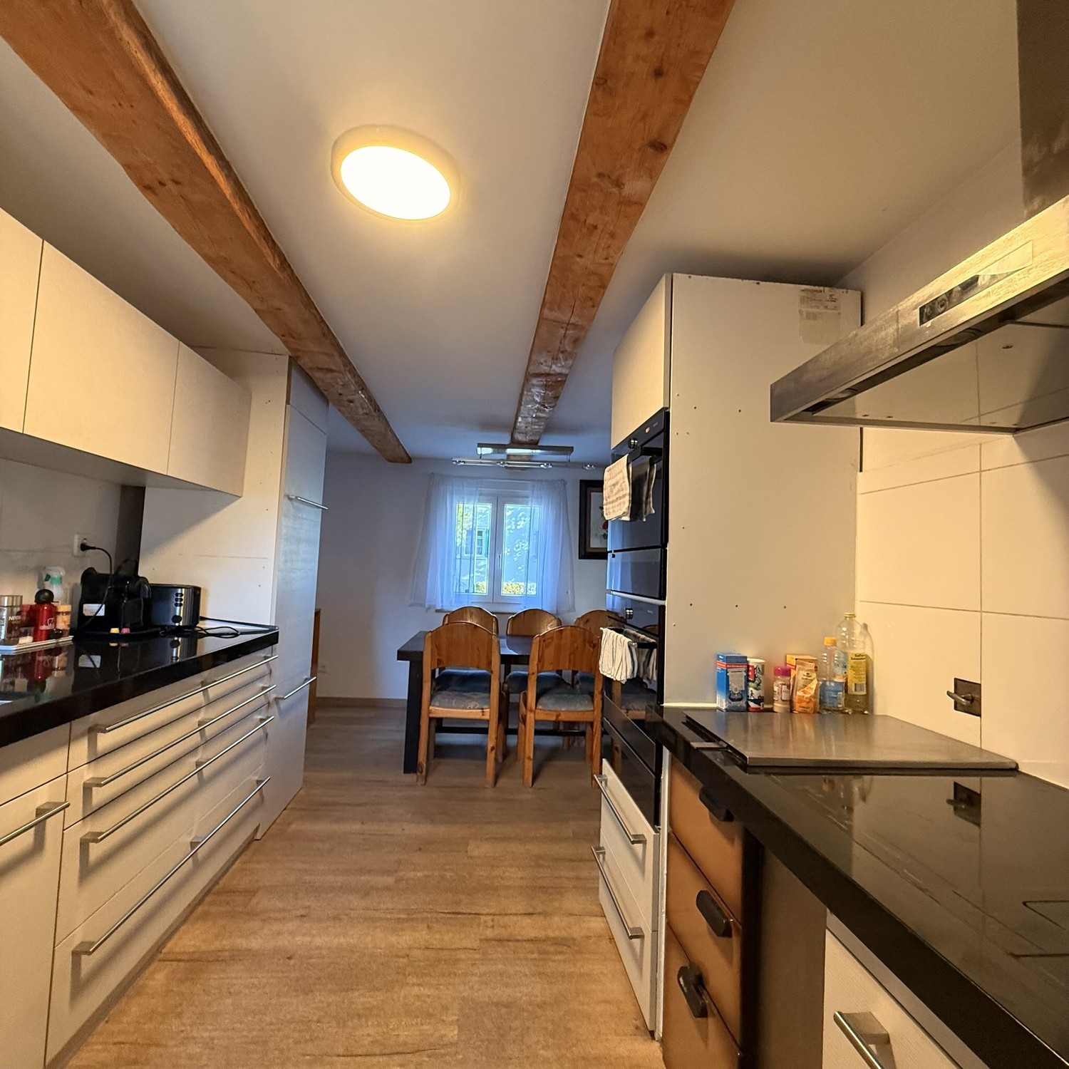 Casa singola di 3 ½ locali","description":"Casa unifamiliare completamente arredata nella tranquilla Killwangen AG, a soli 13 minuti con il treno S-Bahn da Zürich HB e 10 minuti da Baden. 4 camere da letto, 2 bagni, zona giorno/pranzo/cucina aperta con grande tavolo da pranzo, cucina completamente a, foto 5 di 10
