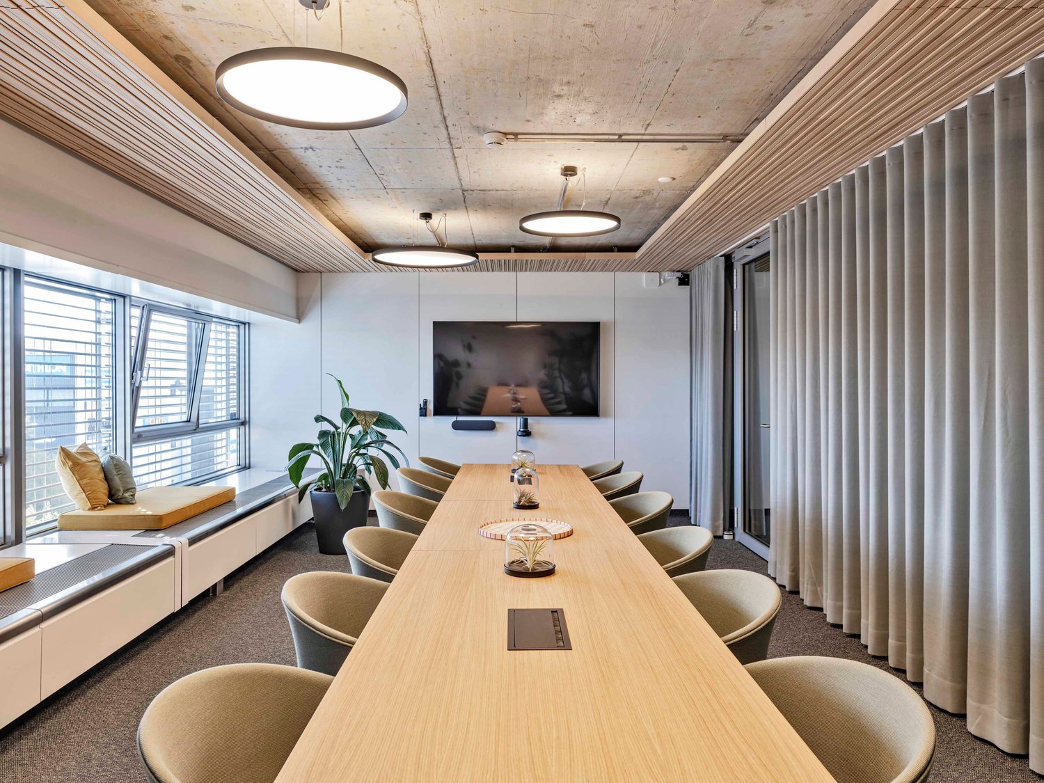 958m² office