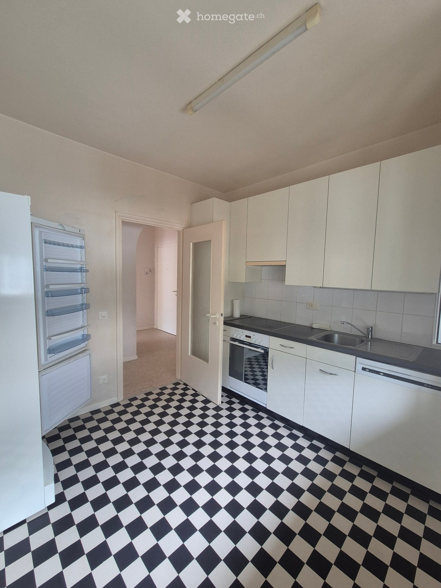 Appartement de 3 pièces

A louer immédiatement appartement en zone très centrale à Muralto. À deux pas du lac et de la gare. Vue partielle sur le lac. Parking non disponible. 
Contrat de courte durée (1-2 ans) également possible. 
Prix 1400 + 150 acompte de charges.