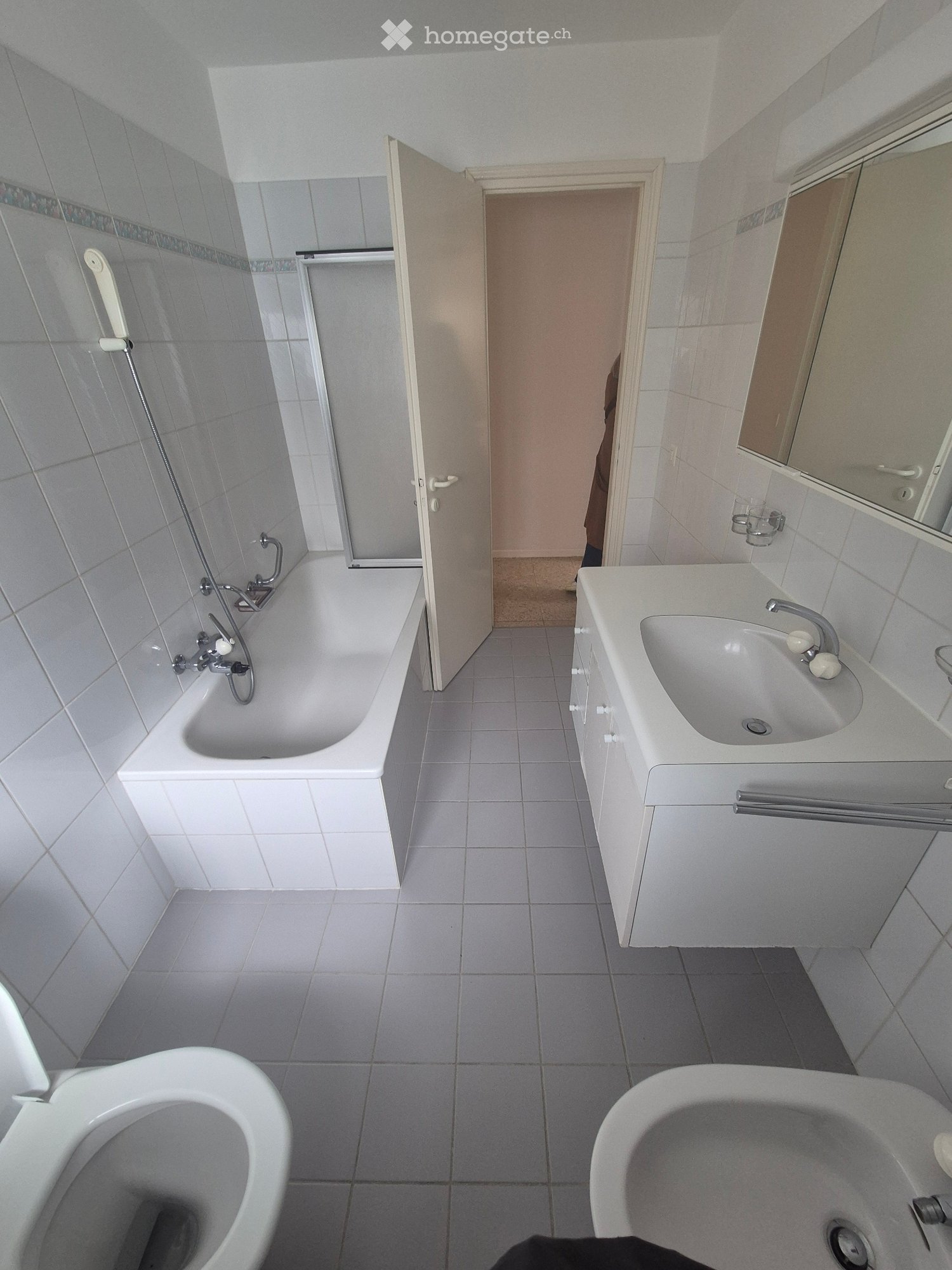 Appartement de 3 pièces

A louer immédiatement appartement en zone très centrale à Muralto. À deux pas du lac et de la gare. Vue partielle sur le lac. Parking non disponible. 
Contrat de courte durée (1-2 ans) également possible. 
Prix 1400 + 150 acompte de charges.