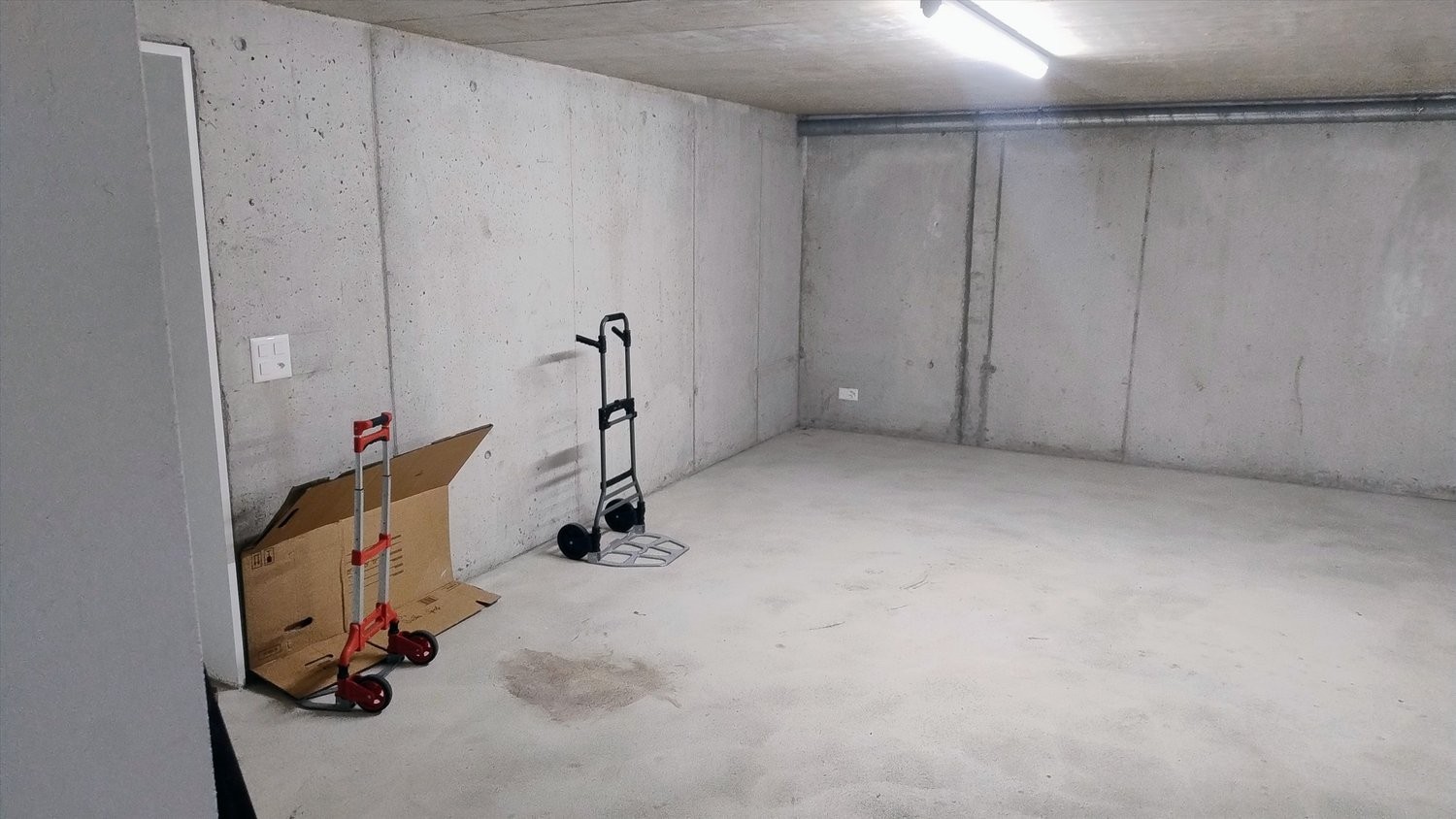 75m² storage room