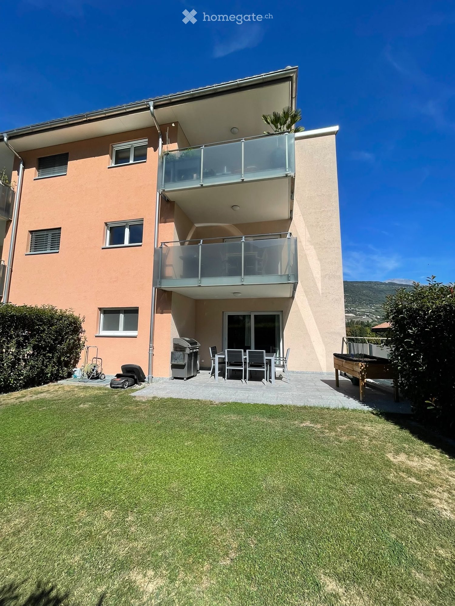 Appartamento di 3 ½ locali

In affitto a Grône a partire dal 01 dicembre, grazioso 3,5 locali al piano terra, situato in un piccolo edificio.

Terrazza con prato privato
Ascensore
Cantina
1 Posto auto esterno + 1 garage
Vicino a tutti i servizi
Possibilità di riprendere alcuni mobili

Affitto: CHF 1