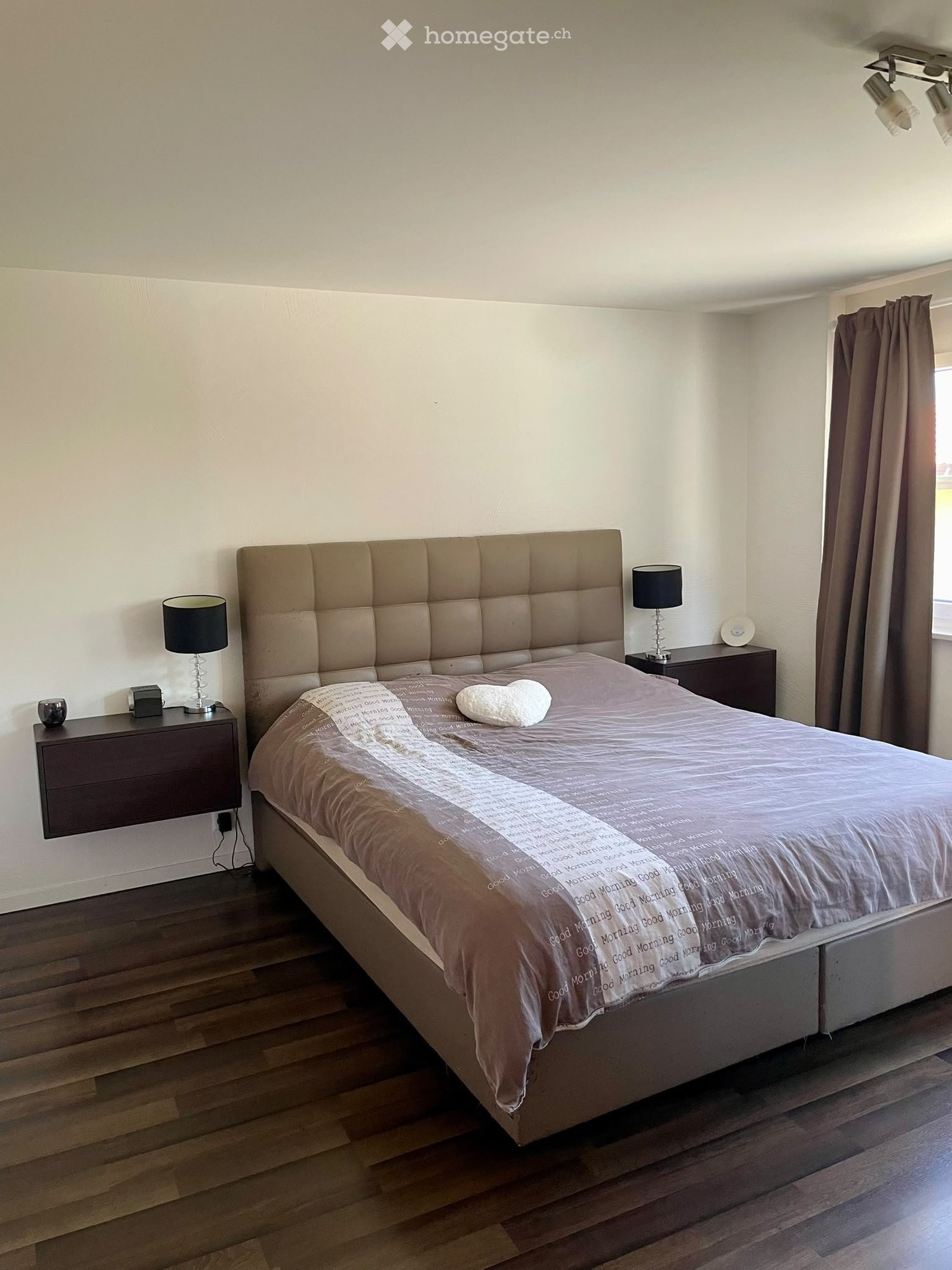 Appartamento di 3 ½ locali

In affitto a Grône a partire dal 01 dicembre, grazioso 3,5 locali al piano terra, situato in un piccolo edificio.

Terrazza con prato privato
Ascensore
Cantina
1 Posto auto esterno + 1 garage
Vicino a tutti i servizi
Possibilità di riprendere alcuni mobili

Affitto: CHF 1