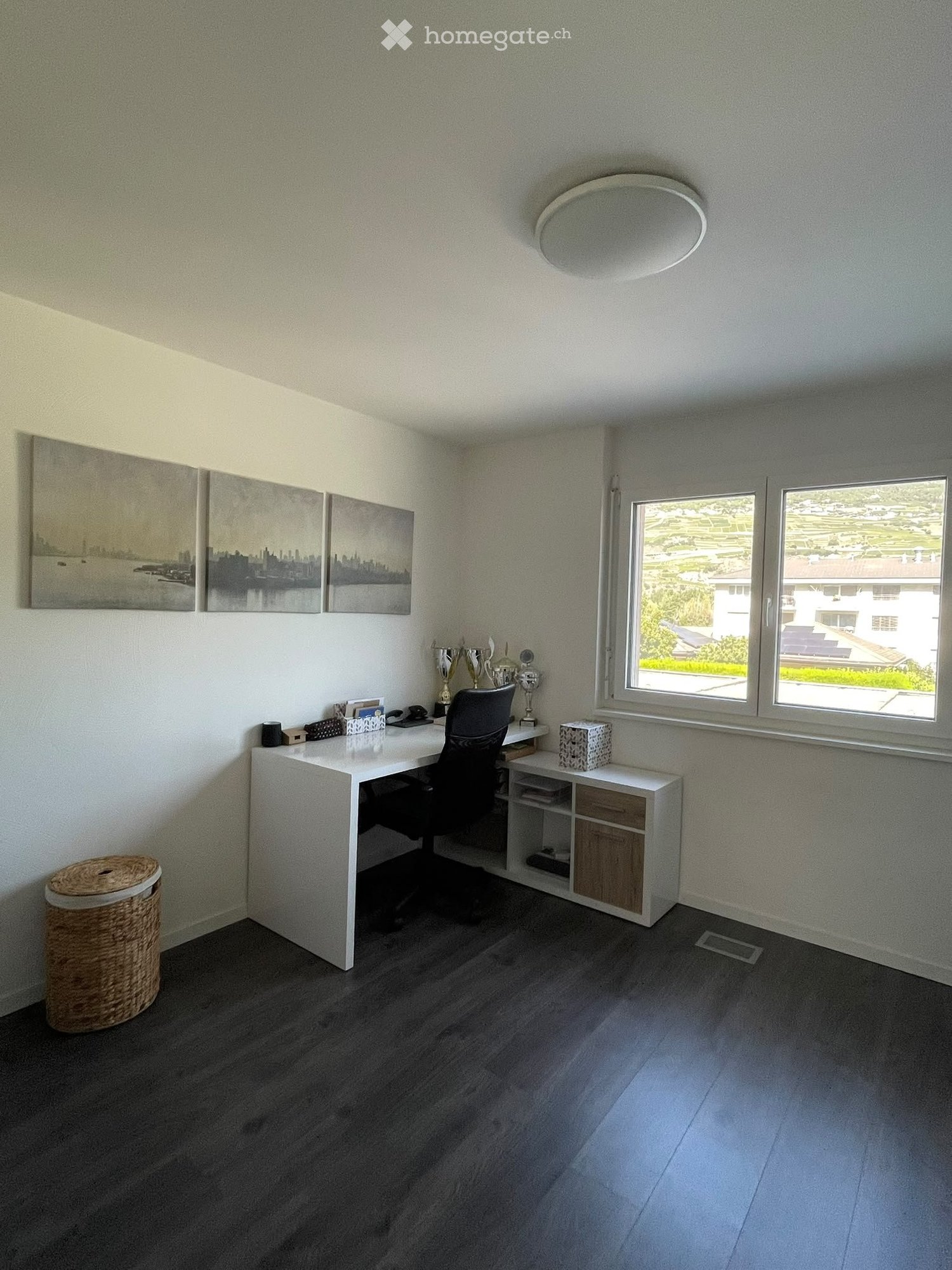 Appartamento di 3 ½ locali

In affitto a Grône a partire dal 01 dicembre, grazioso 3,5 locali al piano terra, situato in un piccolo edificio.

Terrazza con prato privato
Ascensore
Cantina
1 Posto auto esterno + 1 garage
Vicino a tutti i servizi
Possibilità di riprendere alcuni mobili

Affitto: CHF 1