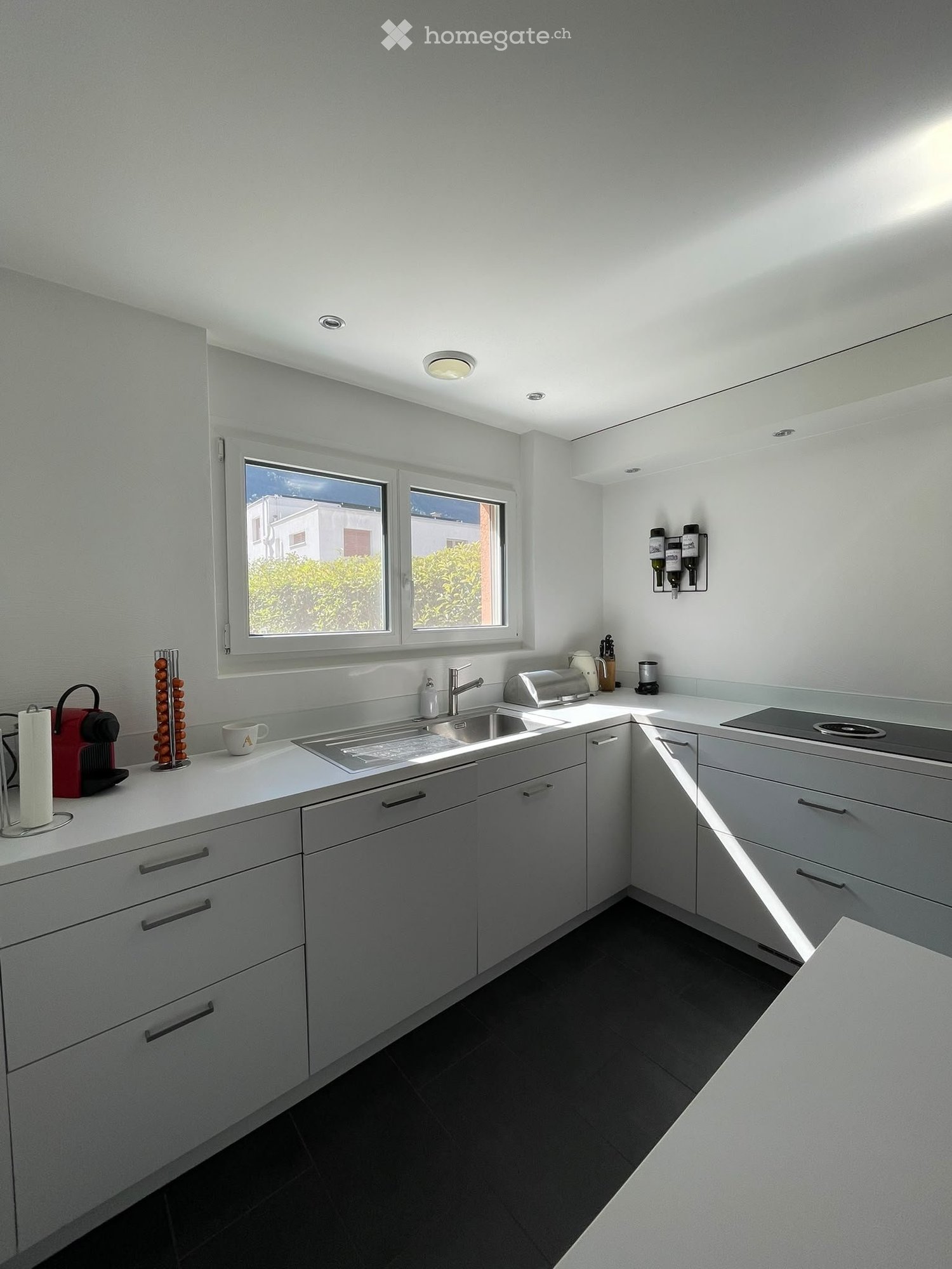 Appartamento di 3 ½ locali

In affitto a Grône a partire dal 01 dicembre, grazioso 3,5 locali al piano terra, situato in un piccolo edificio.

Terrazza con prato privato
Ascensore
Cantina
1 Posto auto esterno + 1 garage
Vicino a tutti i servizi
Possibilità di riprendere alcuni mobili

Affitto: CHF 1