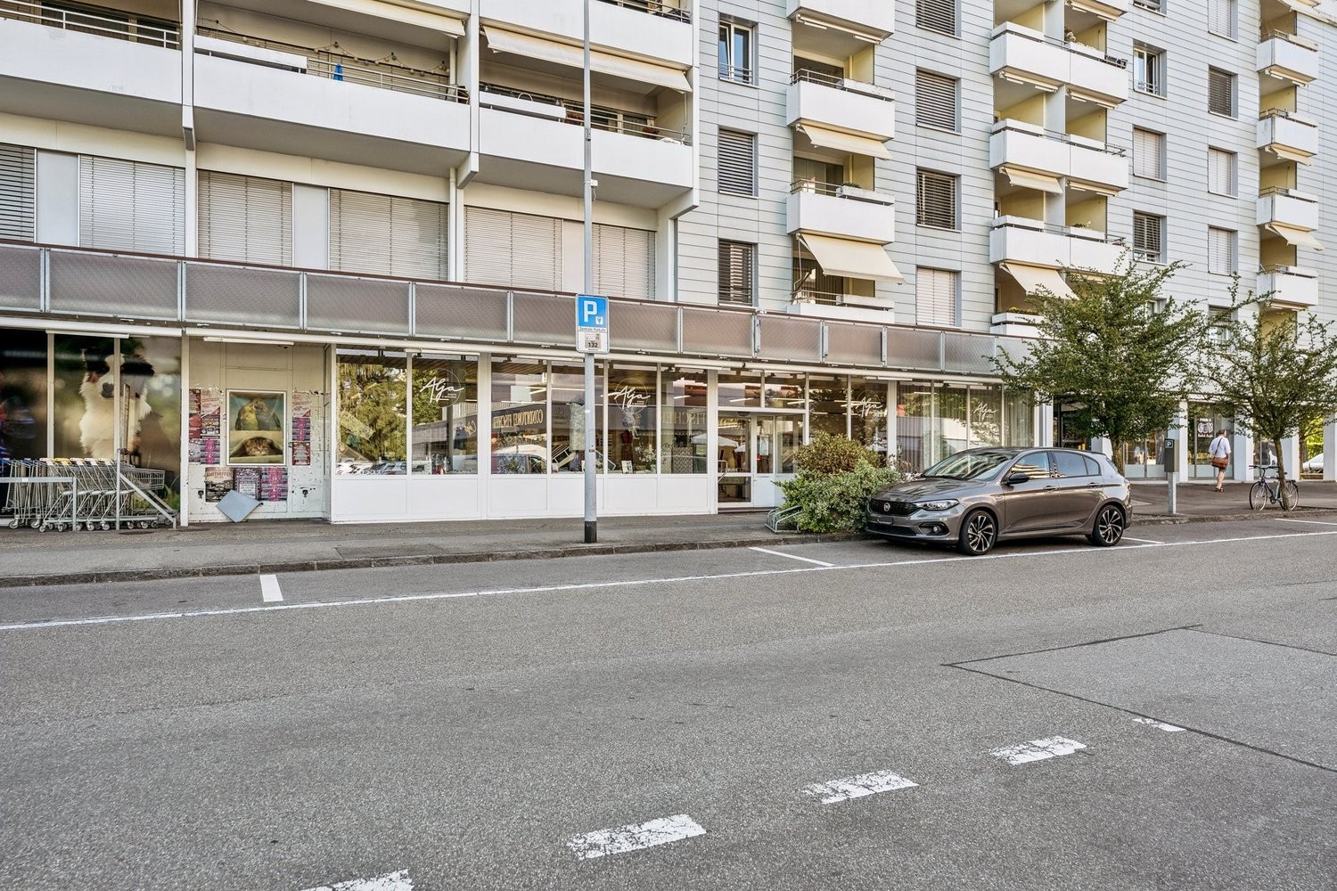206m² shop
