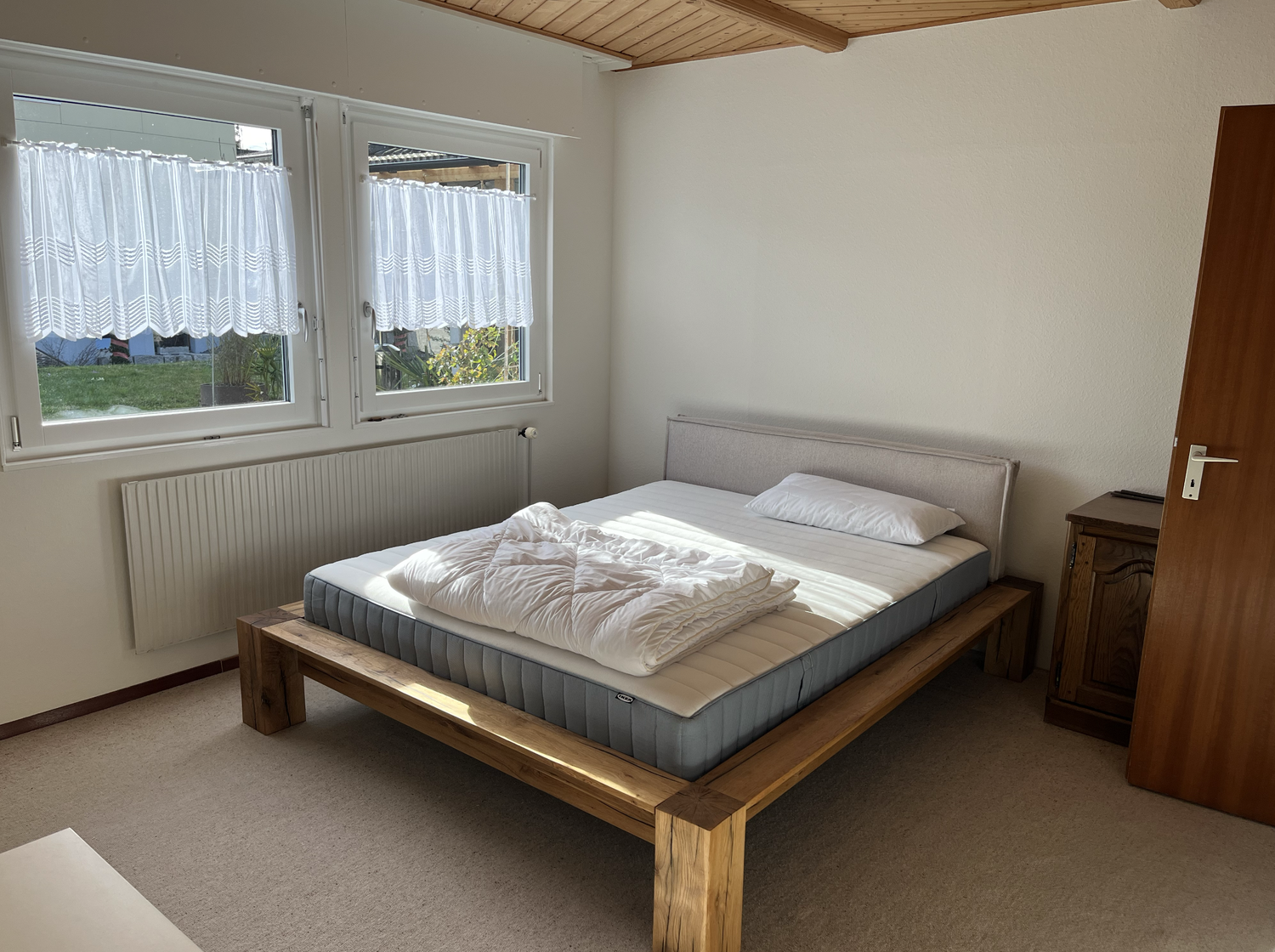 Zimmer in einer Wohngemeinschaft

Das Zimmer bietet ca. 10-11 m2, ist voll möbliert in einem Haus mit Wohngemeinschaft. Der Vertrag ist auf 6 Monate bis Ende Februar befristet. Garten, Terrasse, Parkplatz, kleiner Fitnessbereich im Keller sind alle verfügbar und bereit zur Nutzung.