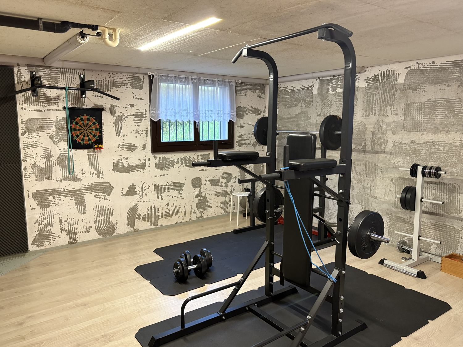 Zimmer in einer Wohngemeinschaft

Das Zimmer bietet ca. 10-11 m2, ist voll möbliert in einem Haus mit Wohngemeinschaft. Der Vertrag ist auf 6 Monate bis Ende Februar befristet. Garten, Terrasse, Parkplatz, kleiner Fitnessbereich im Keller sind alle verfügbar und bereit zur Nutzung.