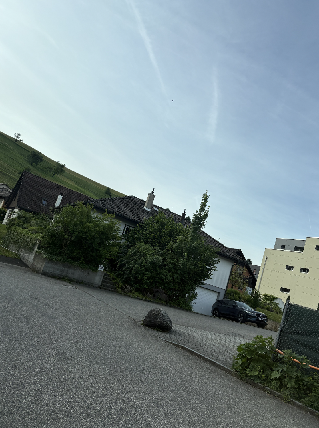 Zimmer in einer Wohngemeinschaft

Das Zimmer bietet ca. 10-11 m2, ist voll möbliert in einem Haus mit Wohngemeinschaft. Der Vertrag ist auf 6 Monate bis Ende Februar befristet. Garten, Terrasse, Parkplatz, kleiner Fitnessbereich im Keller sind alle verfügbar und bereit zur Nutzung.