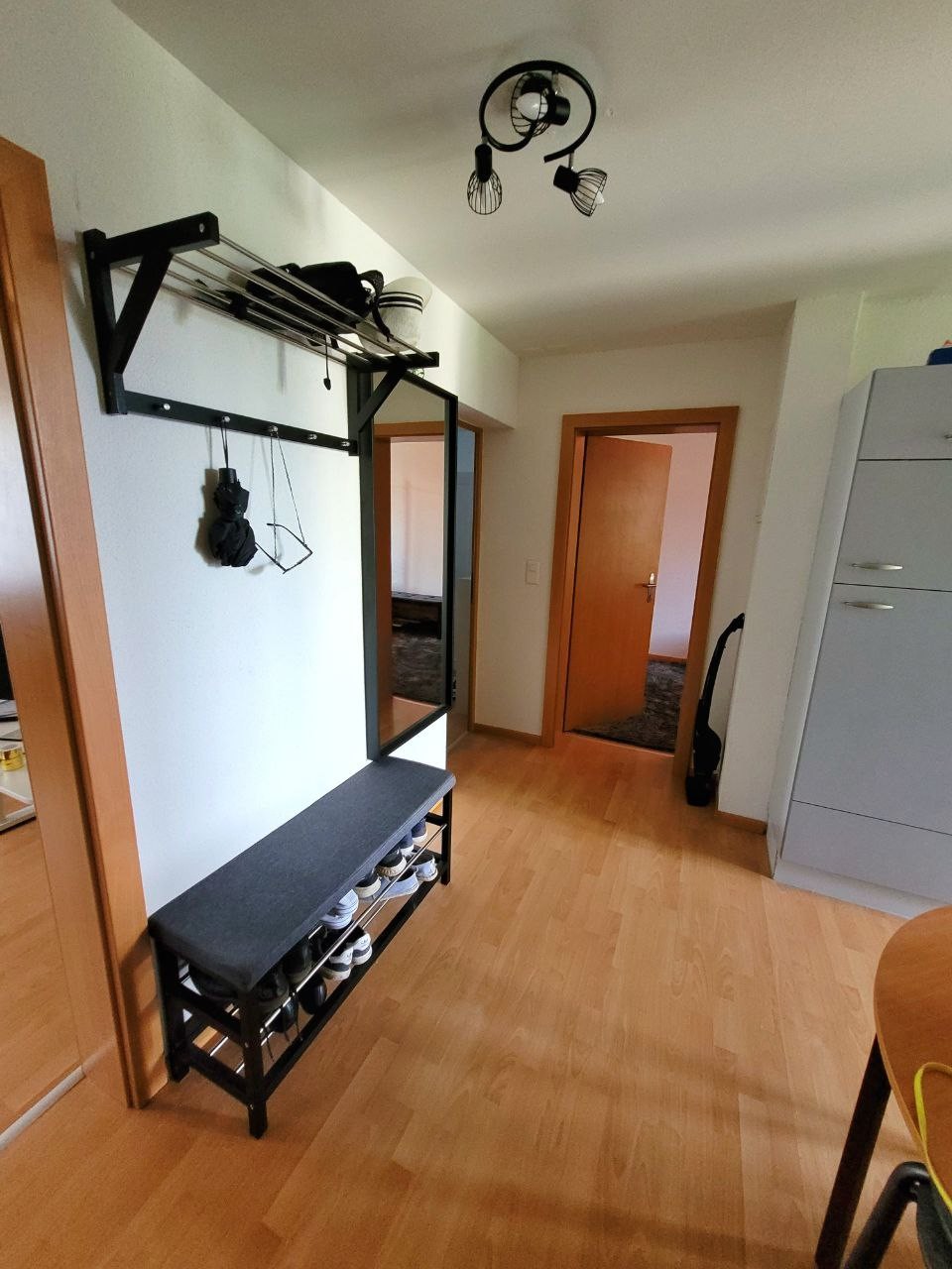 Appartamento di 3 locali

Disponibile immediatamente, durata 6 mesi (estendibile).

Questo appartamento si trova in una zona calma e tranquilla di Zurich, pur essendo vicino al centro e ben collegato. Fermata dell'autobus a 50m dalla casa: collegamento diretto in autobus in 15 minuti alla stazione p