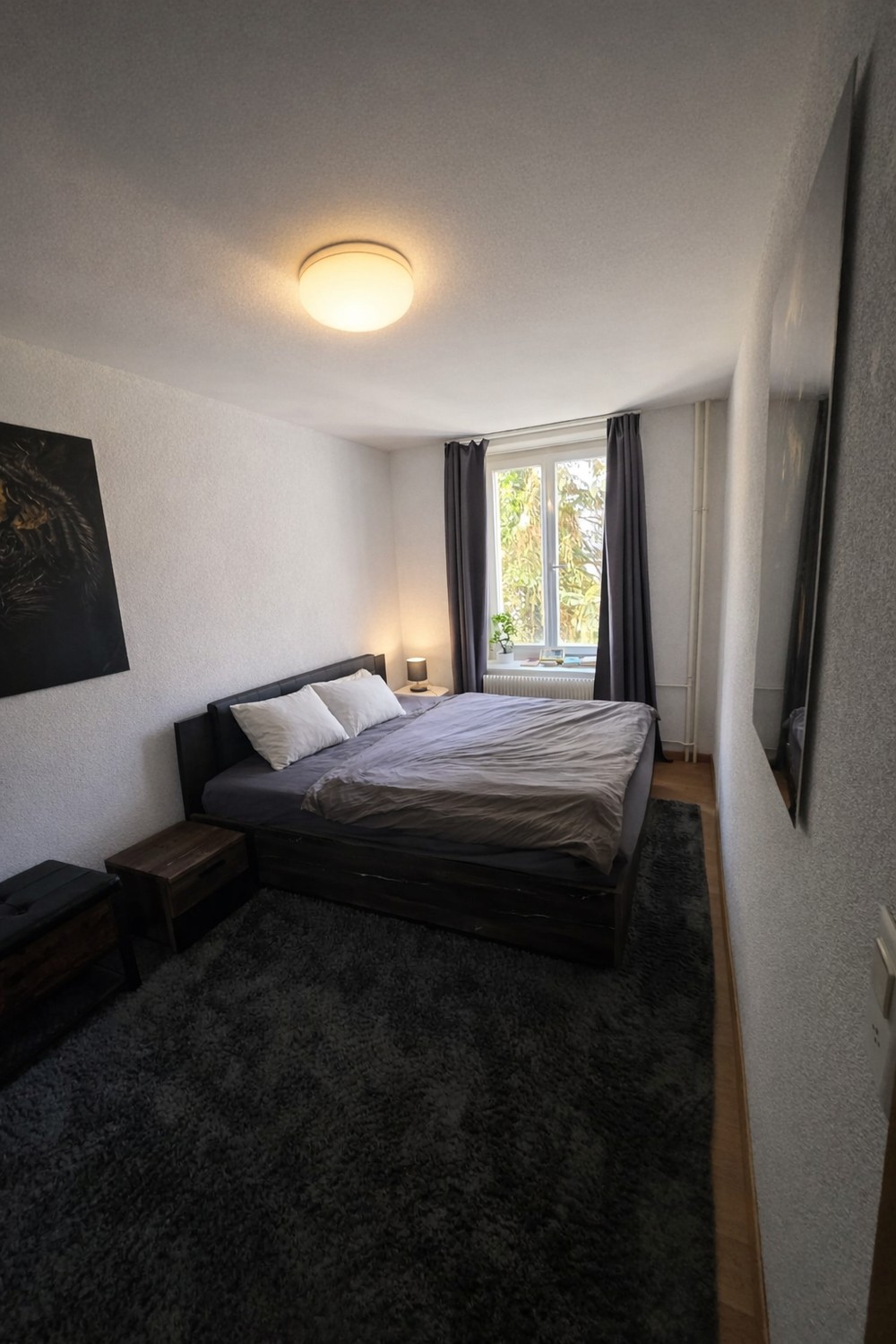 Appartamento di 3 locali

Disponibile immediatamente, durata 6 mesi (estendibile).

Questo appartamento si trova in una zona calma e tranquilla di Zurich, pur essendo vicino al centro e ben collegato. Fermata dell'autobus a 50m dalla casa: collegamento diretto in autobus in 15 minuti alla stazione p
