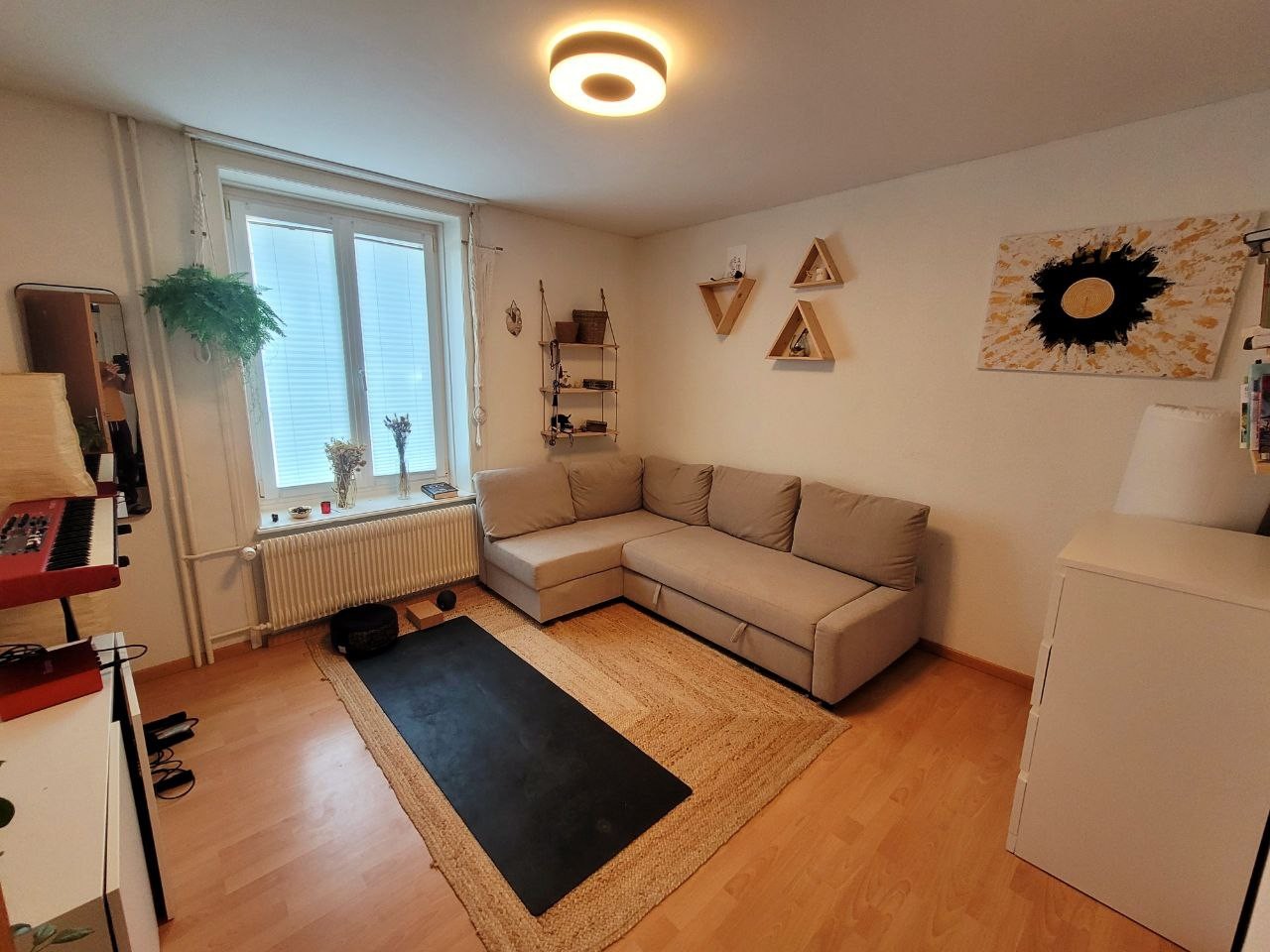 Appartamento di 3 locali

Disponibile immediatamente, durata 6 mesi (estendibile).

Questo appartamento si trova in una zona calma e tranquilla di Zurich, pur essendo vicino al centro e ben collegato. Fermata dell'autobus a 50m dalla casa: collegamento diretto in autobus in 15 minuti alla stazione p