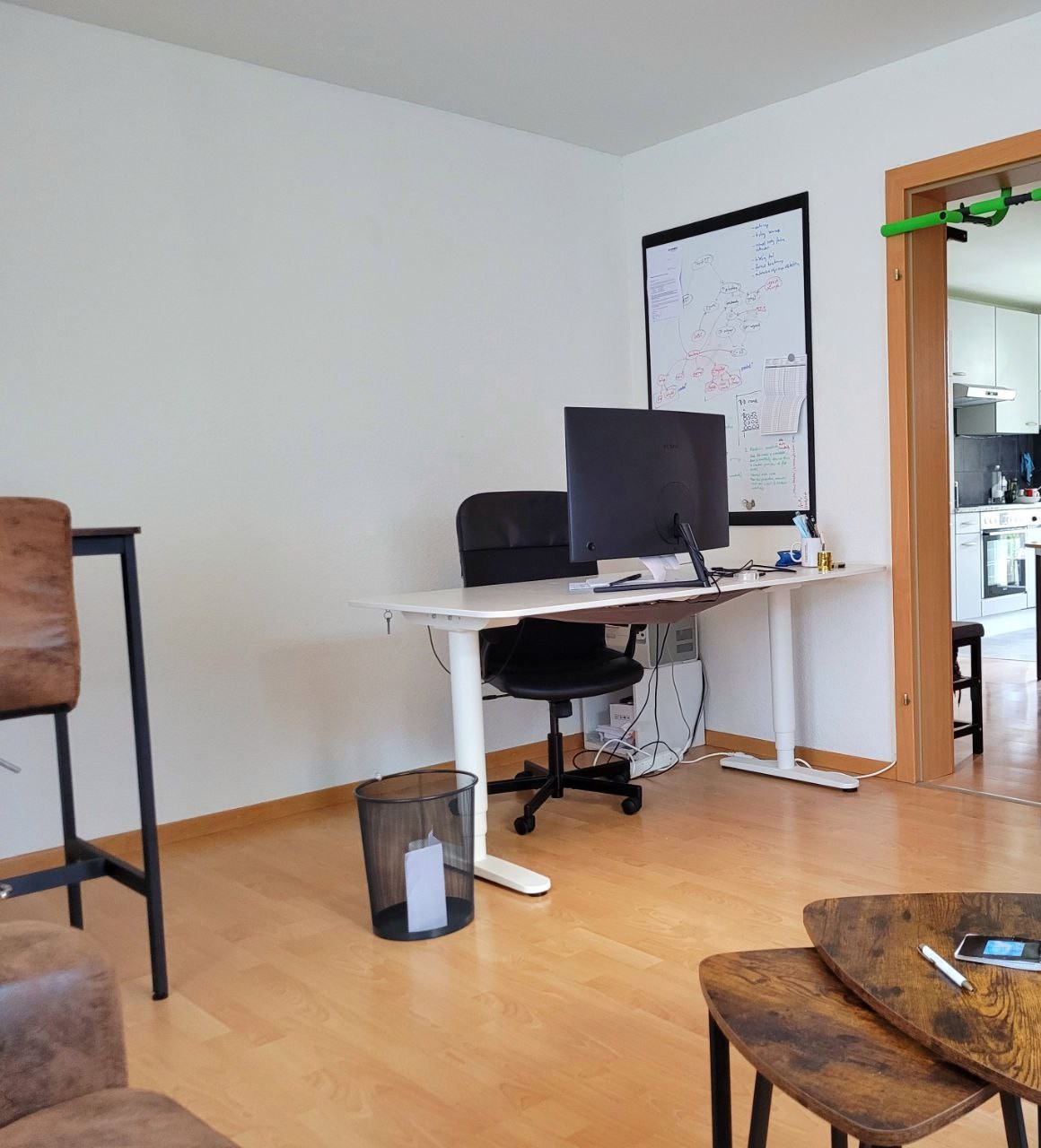 Appartamento di 3 locali

Disponibile immediatamente, durata 6 mesi (estendibile).

Questo appartamento si trova in una zona calma e tranquilla di Zurich, pur essendo vicino al centro e ben collegato. Fermata dell'autobus a 50m dalla casa: collegamento diretto in autobus in 15 minuti alla stazione p