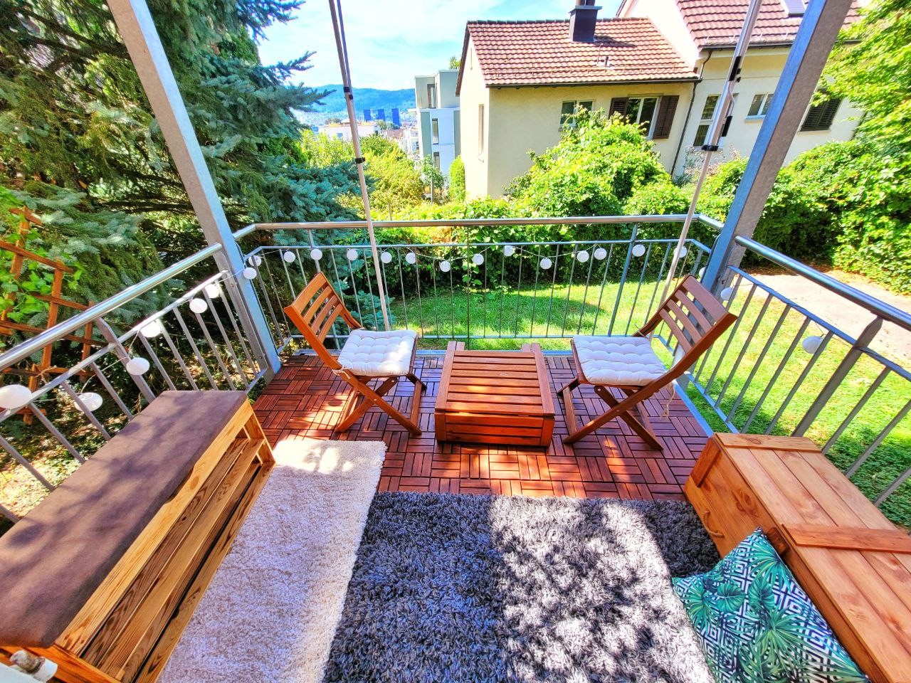Appartamento di 3 locali

Disponibile immediatamente, durata 6 mesi (estendibile).

Questo appartamento si trova in una zona calma e tranquilla di Zurich, pur essendo vicino al centro e ben collegato. Fermata dell'autobus a 50m dalla casa: collegamento diretto in autobus in 15 minuti alla stazione p