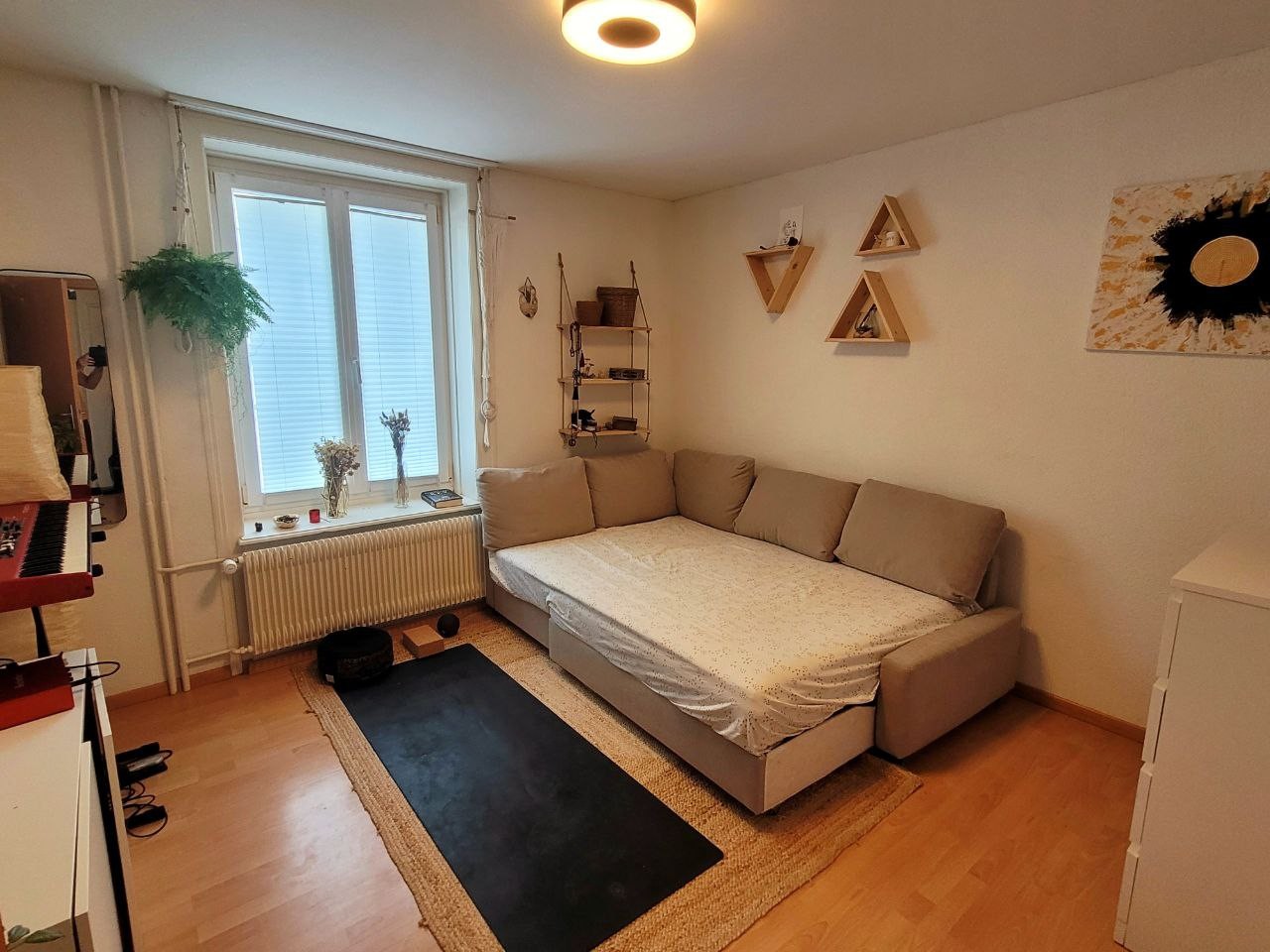 Appartamento di 3 locali

Disponibile immediatamente, durata 6 mesi (estendibile).

Questo appartamento si trova in una zona calma e tranquilla di Zurich, pur essendo vicino al centro e ben collegato. Fermata dell'autobus a 50m dalla casa: collegamento diretto in autobus in 15 minuti alla stazione p