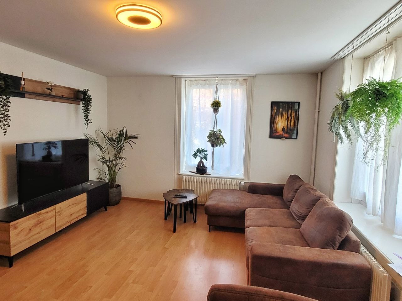 Appartamento di 3 locali

Disponibile immediatamente, durata 6 mesi (estendibile).

Questo appartamento si trova in una zona calma e tranquilla di Zurich, pur essendo vicino al centro e ben collegato. Fermata dell'autobus a 50m dalla casa: collegamento diretto in autobus in 15 minuti alla stazione p