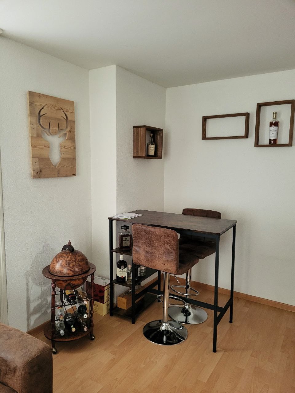 Appartamento di 3 locali

Disponibile immediatamente, durata 6 mesi (estendibile).

Questo appartamento si trova in una zona calma e tranquilla di Zurich, pur essendo vicino al centro e ben collegato. Fermata dell'autobus a 50m dalla casa: collegamento diretto in autobus in 15 minuti alla stazione p