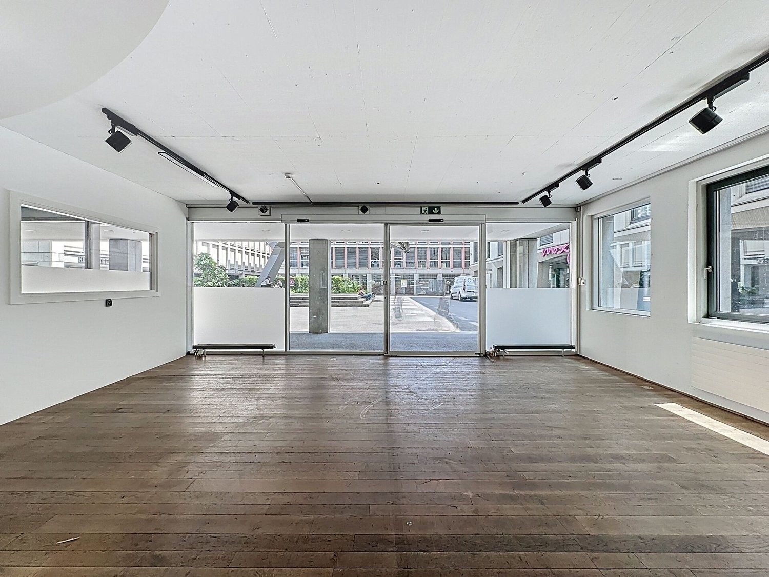 negozio di 380m², foto 1 di 9