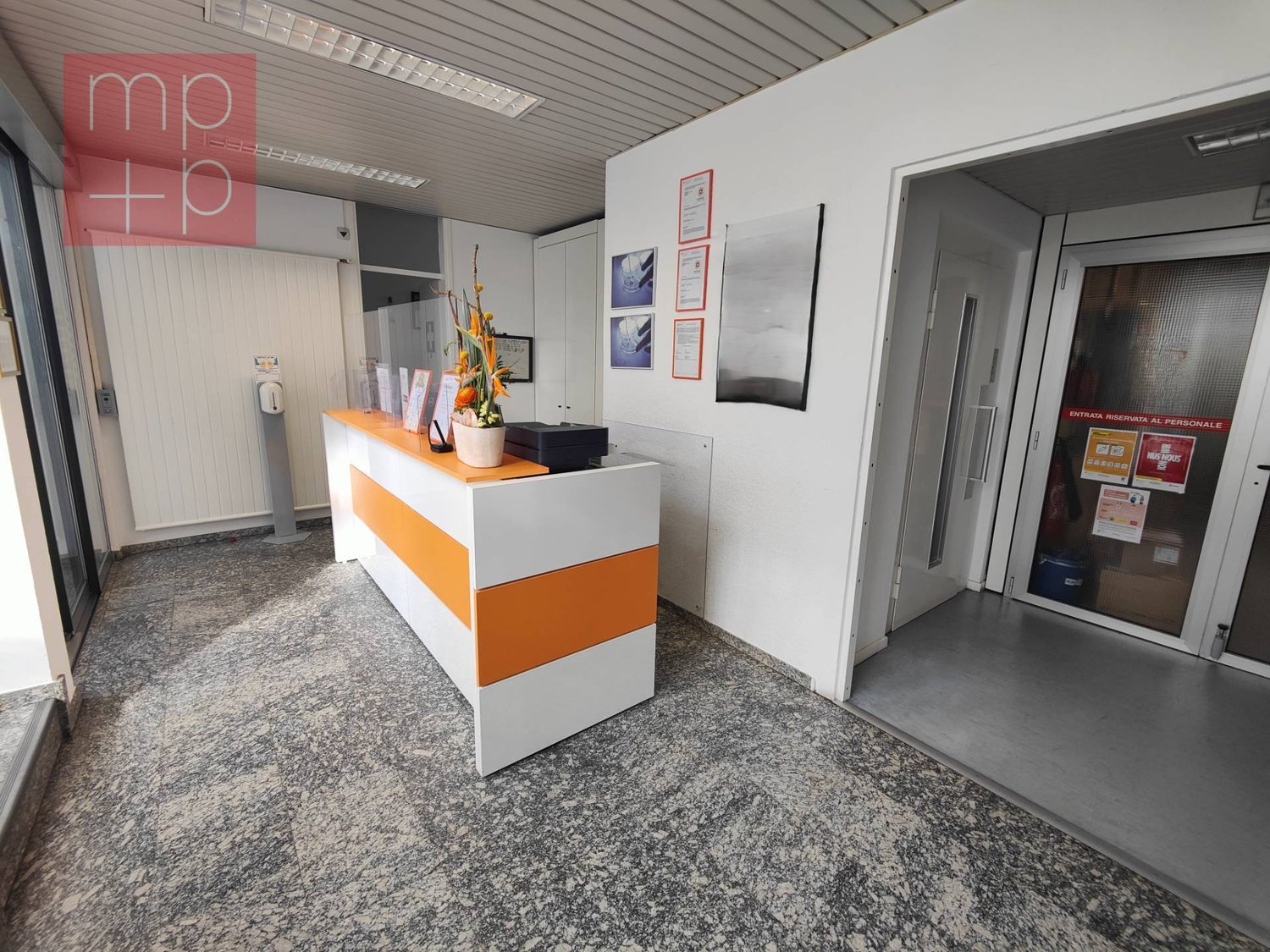 1324m² shop