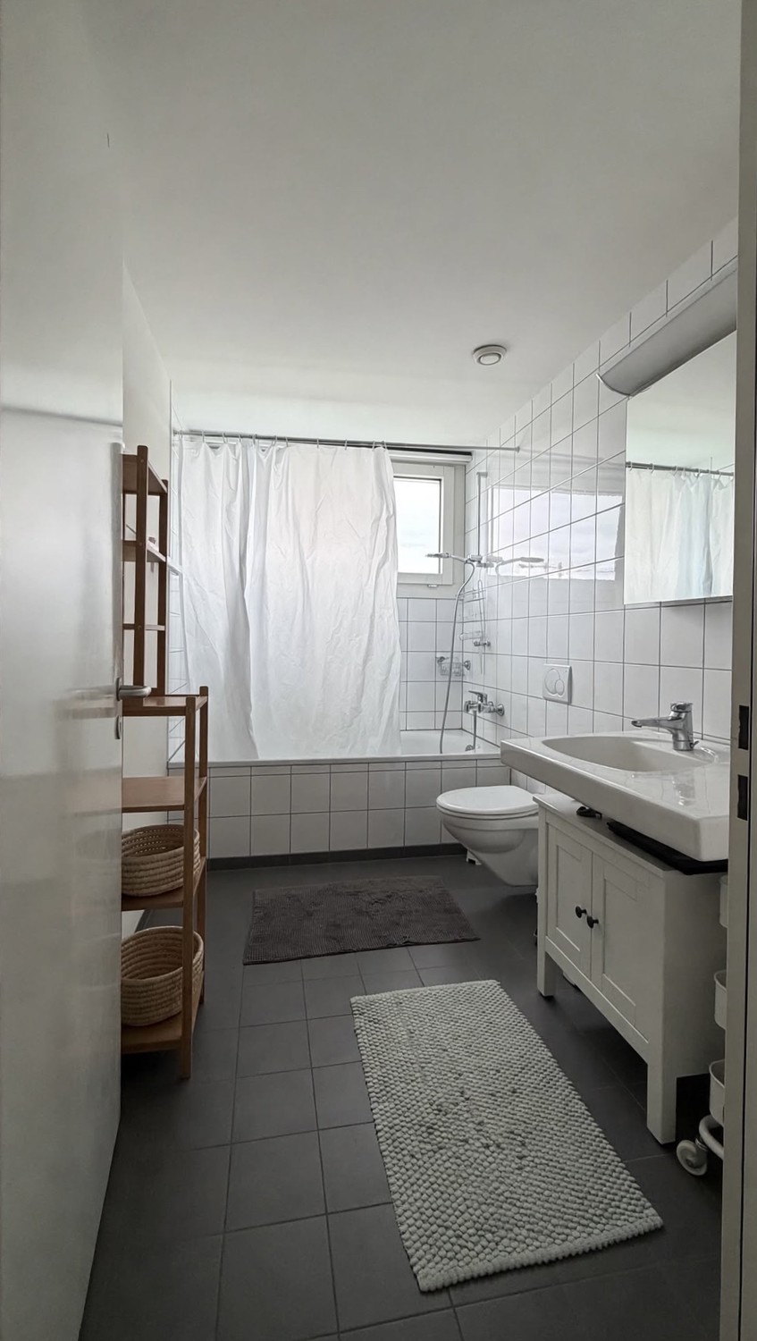 Zimmer in einer WG

Bevorzugt eine Frau 👩🏼 – wir suchen eine weibliche Mitbewohnerin, um die WG gemischt zu halten.

Suchen Sie einen neuen Ort, den Sie Ihr Zuhause nennen können? 🏡

Die Wohnung befindet sich in Oerlikon, in einer tollen und praktischen Lage, etwa 8 Minuten vom Bahnhof Oerlikon e