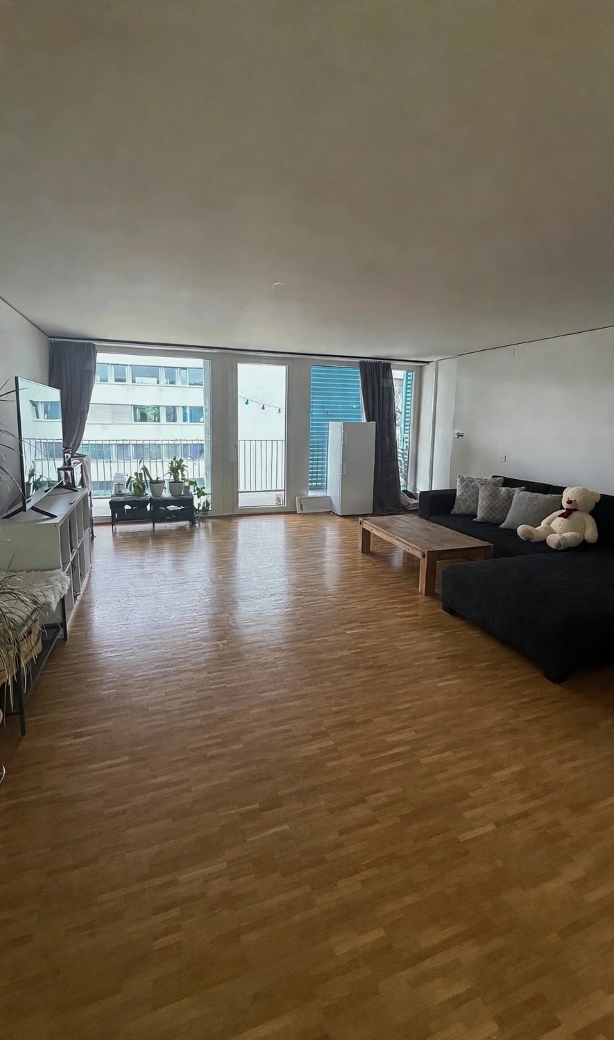 Zimmer in einer WG

Bevorzugt eine Frau 👩🏼 – wir suchen eine weibliche Mitbewohnerin, um die WG gemischt zu halten.

Suchen Sie einen neuen Ort, den Sie Ihr Zuhause nennen können? 🏡

Die Wohnung befindet sich in Oerlikon, in einer tollen und praktischen Lage, etwa 8 Minuten vom Bahnhof Oerlikon e