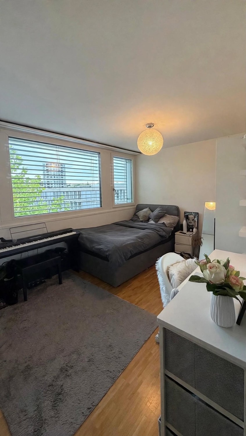 Zimmer in einer WG

Bevorzugt eine Frau 👩🏼 – wir suchen eine weibliche Mitbewohnerin, um die WG gemischt zu halten.

Suchen Sie einen neuen Ort, den Sie Ihr Zuhause nennen können? 🏡

Die Wohnung befindet sich in Oerlikon, in einer tollen und praktischen Lage, etwa 8 Minuten vom Bahnhof Oerlikon e