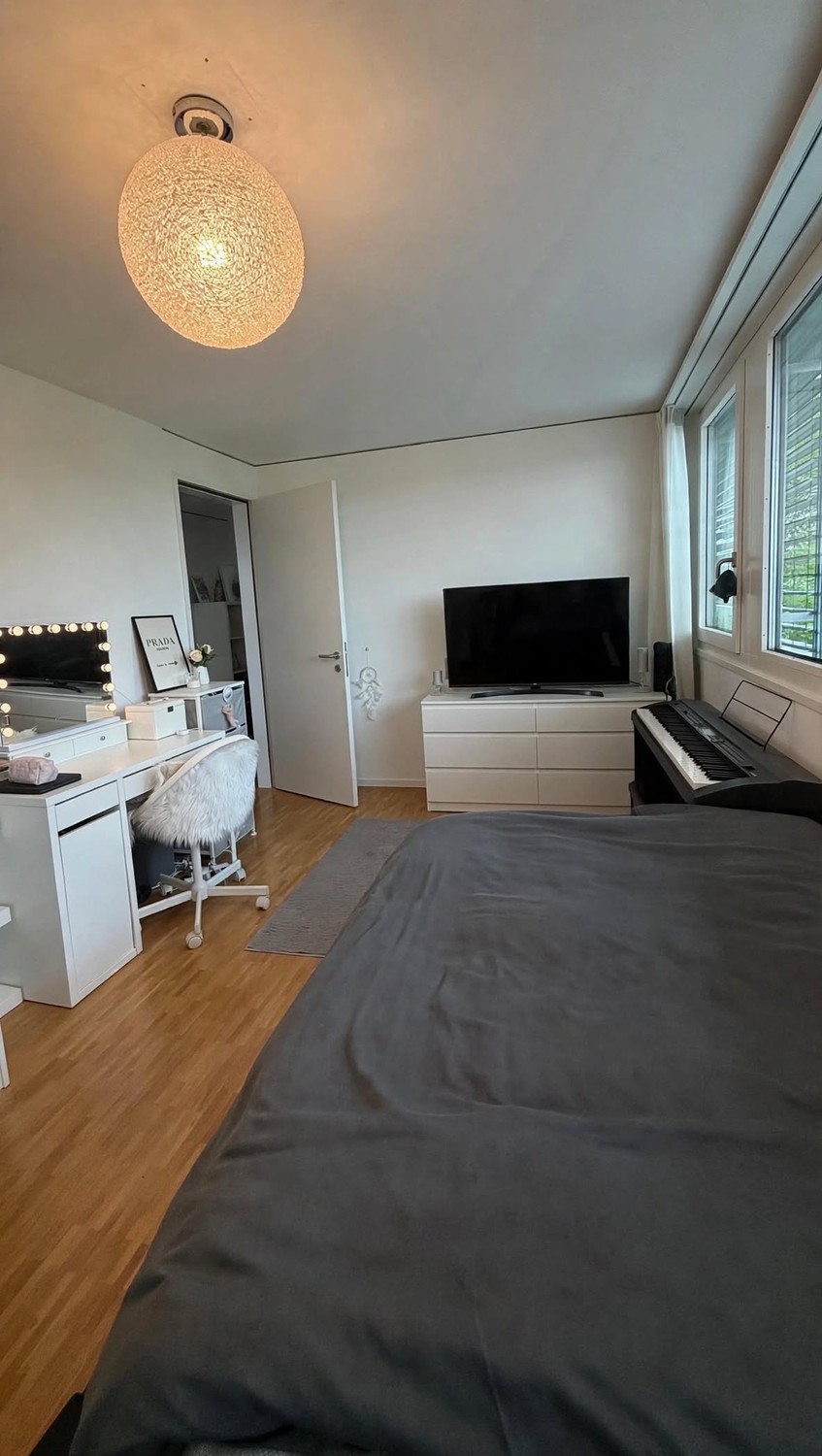 Zimmer in einer WG

Bevorzugt eine Frau 👩🏼 – wir suchen eine weibliche Mitbewohnerin, um die WG gemischt zu halten.

Suchen Sie einen neuen Ort, den Sie Ihr Zuhause nennen können? 🏡

Die Wohnung befindet sich in Oerlikon, in einer tollen und praktischen Lage, etwa 8 Minuten vom Bahnhof Oerlikon e
