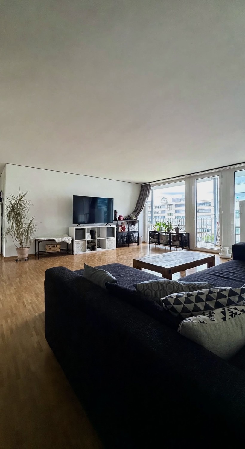 Zimmer in einer WG

Bevorzugt eine Frau 👩🏼 – wir suchen eine weibliche Mitbewohnerin, um die WG gemischt zu halten.

Suchen Sie einen neuen Ort, den Sie Ihr Zuhause nennen können? 🏡

Die Wohnung befindet sich in Oerlikon, in einer tollen und praktischen Lage, etwa 8 Minuten vom Bahnhof Oerlikon e