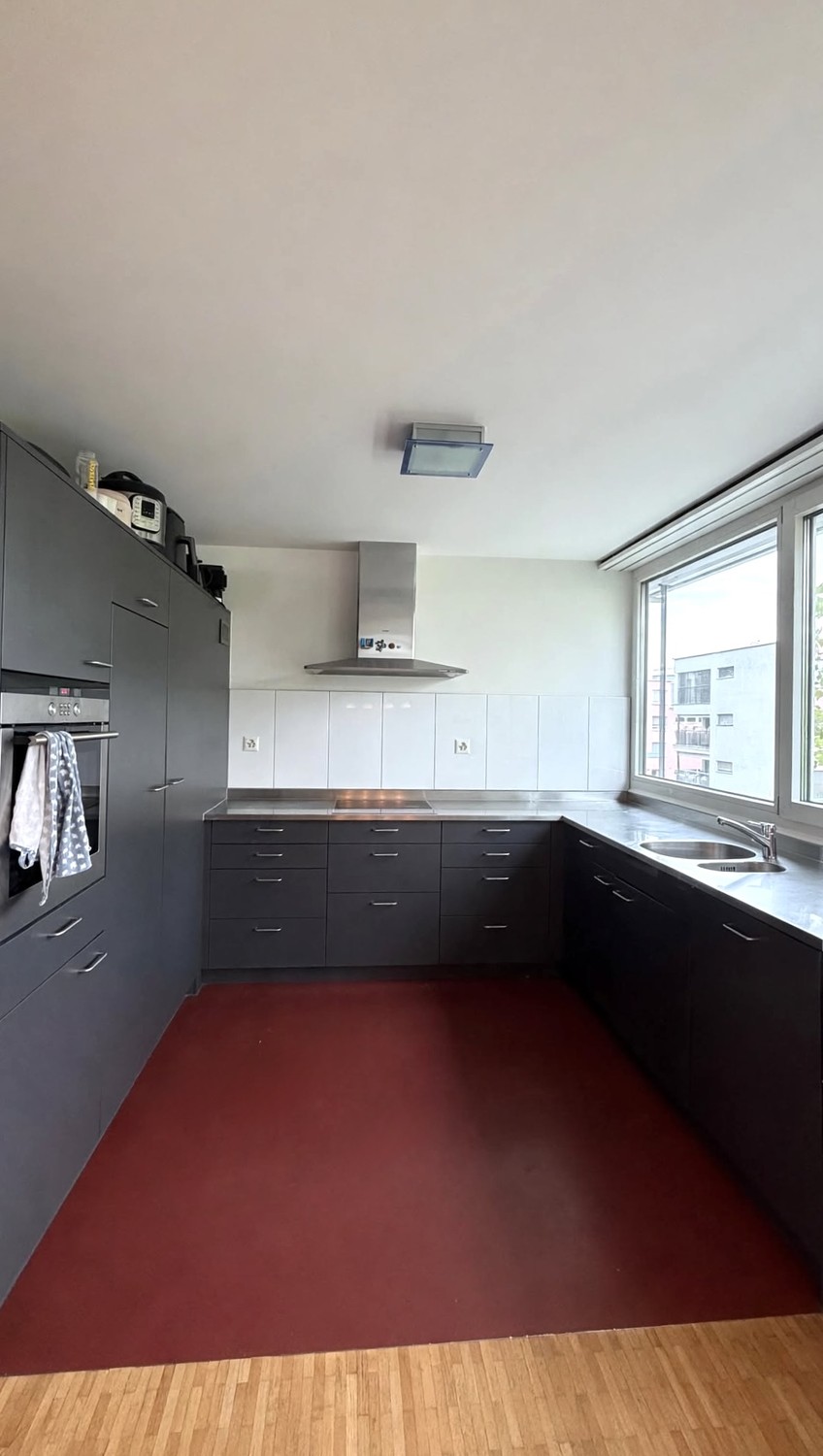 Zimmer in einer WG

Bevorzugt eine Frau 👩🏼 – wir suchen eine weibliche Mitbewohnerin, um die WG gemischt zu halten.

Suchen Sie einen neuen Ort, den Sie Ihr Zuhause nennen können? 🏡

Die Wohnung befindet sich in Oerlikon, in einer tollen und praktischen Lage, etwa 8 Minuten vom Bahnhof Oerlikon e